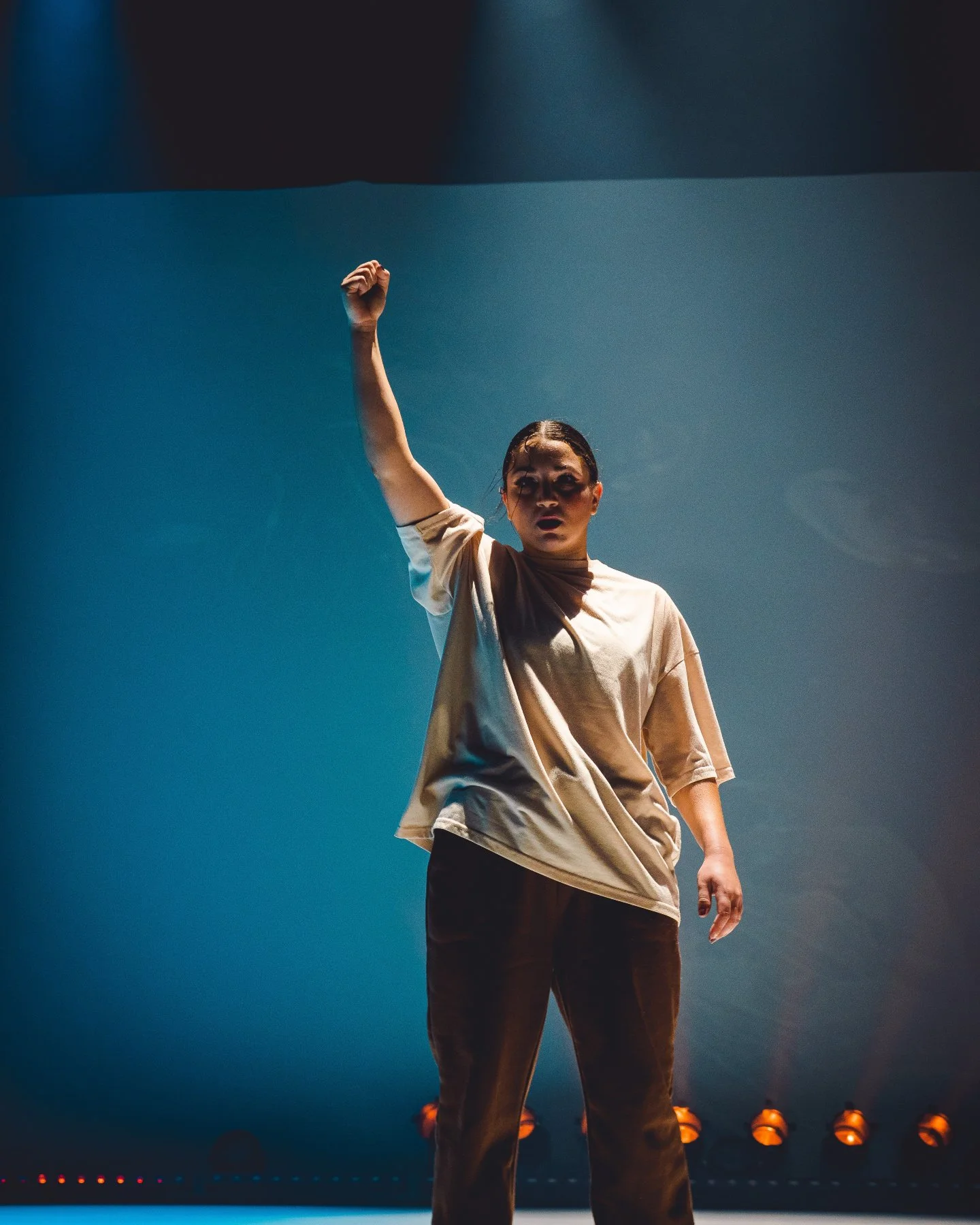 D&eacute;noncer &agrave; travers la danse, exprimer ce qu'on a sur le coeur et transmettre des messages✨ C'est ce qu'a fait la talentueuse @tillelidancer en solo sur sc&egrave;ne pendant le spectacle Dix Crimes Inn&eacute;s de @thecherriescompany 🍒
