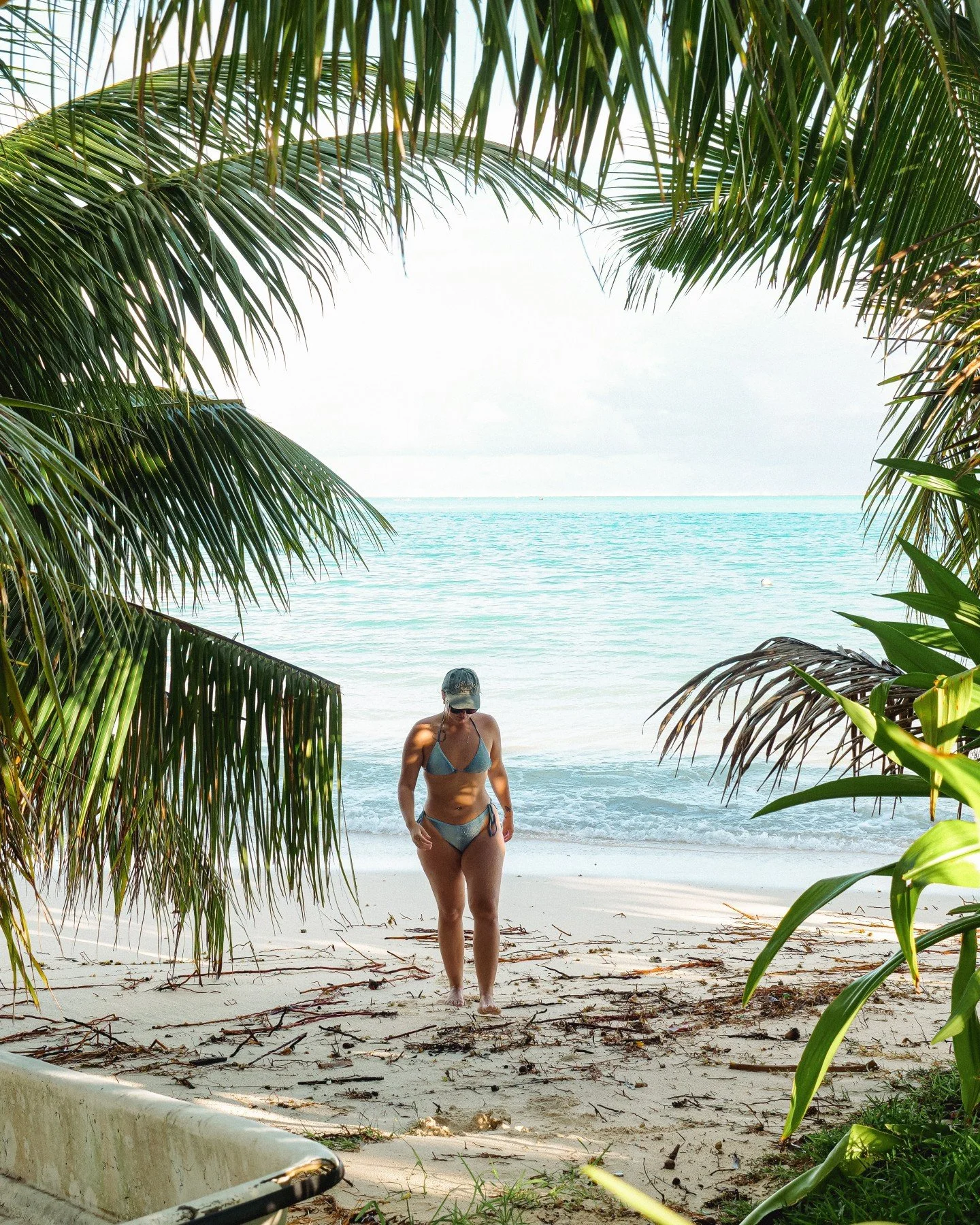 Je prends (presque) toujours ma cam&eacute;ra avec moi.
Et parfois, comme ici avec @lola_clouzot, &ccedil;a part en shooting improvis&eacute;. Un rayon de soleil, une plage vide, une copine partante, et on shoote.🌴✨
⠀
C&rsquo;est comme &ccedil;a que