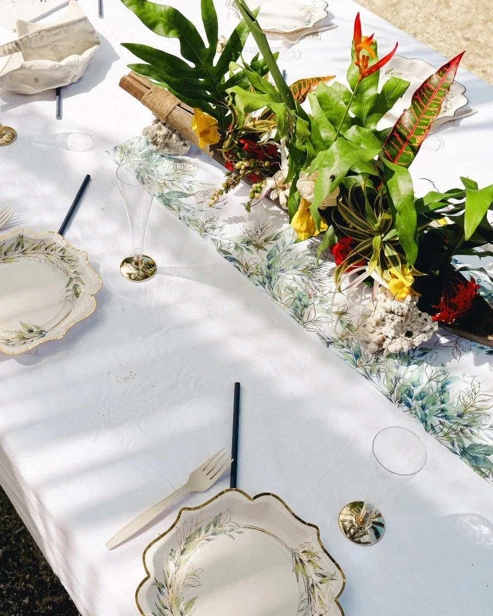 Un peu de sable, beaucoup d&rsquo;amour, et une journ&eacute;e &agrave; part ✨
Juste un petit aper&ccedil;u d&rsquo;un mariage sur un motu comme on les aime : les fleurs, le lagon, les regards, les d&eacute;tails. Merci aux mari&eacute;s pour leur co