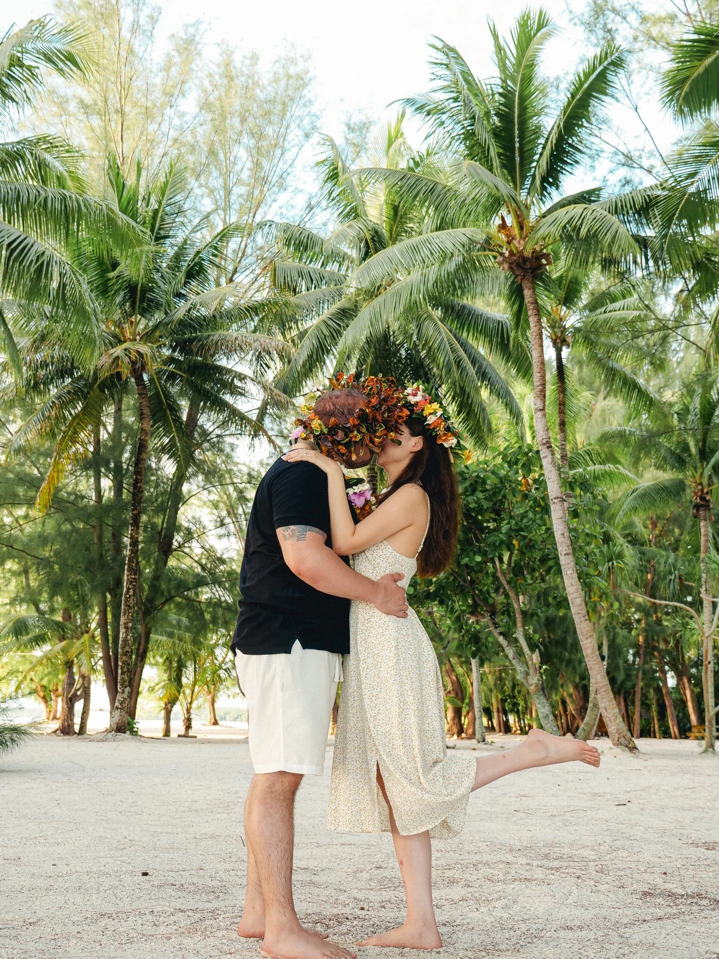 Tu ne te sens pas forc&eacute;ment &agrave; l'aise &agrave; porter ta femme ou &agrave; &ecirc;tre port&eacute;e ? 
Pas de soucis, une jambe pli&eacute;, un bisou et &ccedil;a suffit amplement pour une photo &agrave; encadrer &agrave; la maison 👩🏻&