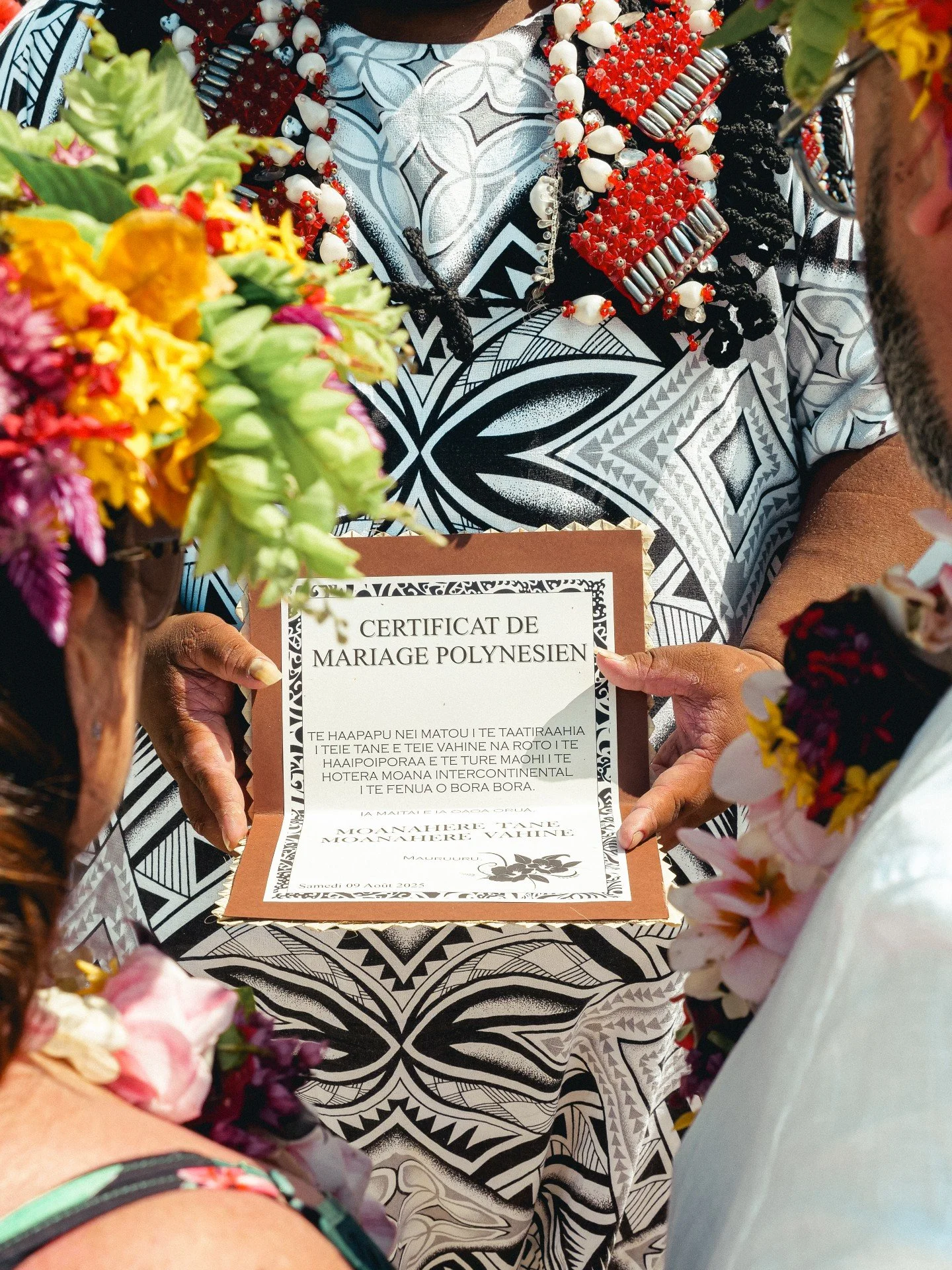 Le mariage traditionnel en polyn&eacute;sie, c&rsquo;est une c&eacute;r&eacute;monie symbolique incluant diff&eacute;rents rituels, en commen&ccedil;ant avec le son du p&ugrave; (coquillage)🐚

1. Le pr&ecirc;tre va b&eacute;nir le couple avec une gr