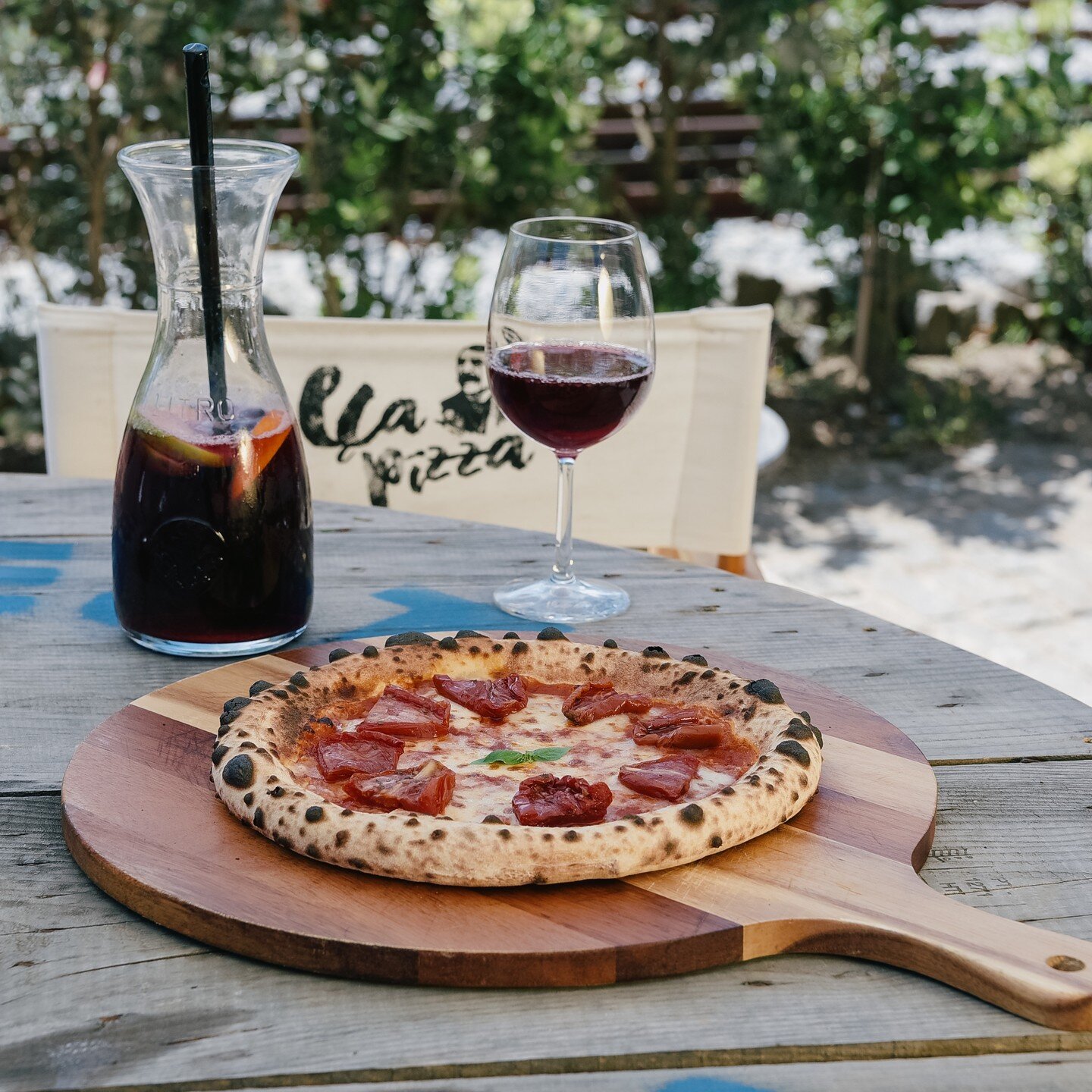 E&Ccedil;A PIZZA :: Pizza, Bar &amp; Fun

As combina&ccedil;&otilde;es das nossas pizzas com as nossas sangrias ou cocktails s&atilde;o fant&aacute;sticas para aprimorar todos os sabores. 

Aqui est&aacute; representado a sangria tinta e a pizza cond