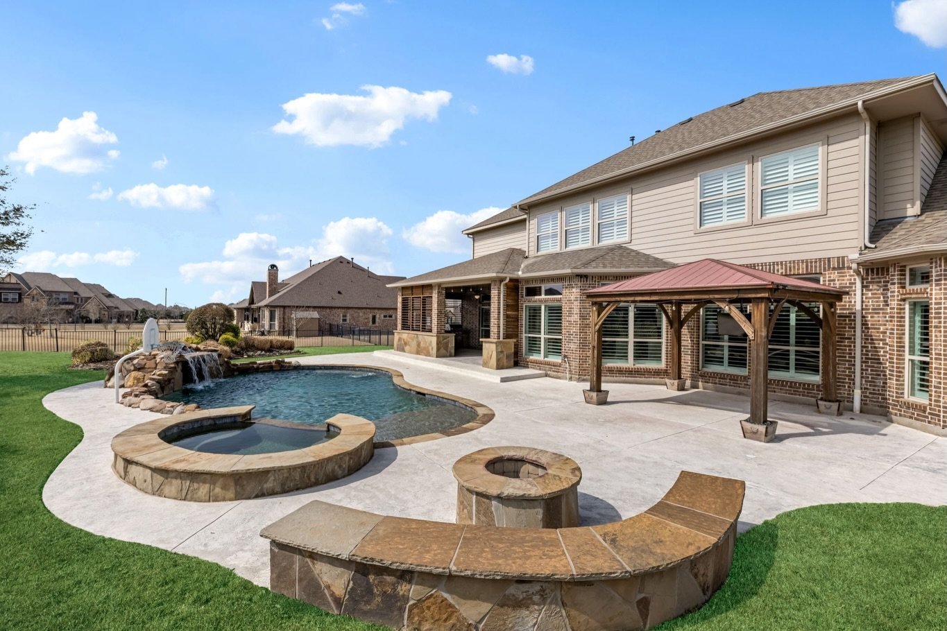 I love all the intentional arches in this house. It really elevates its feel. 

Realtor 🔑@tammyflynn1 

#LifestyleLuxeMedia
#CelinaTX
#CelinaTexasHomes
#NorthTexasRealEstate
#DFWRealEstate