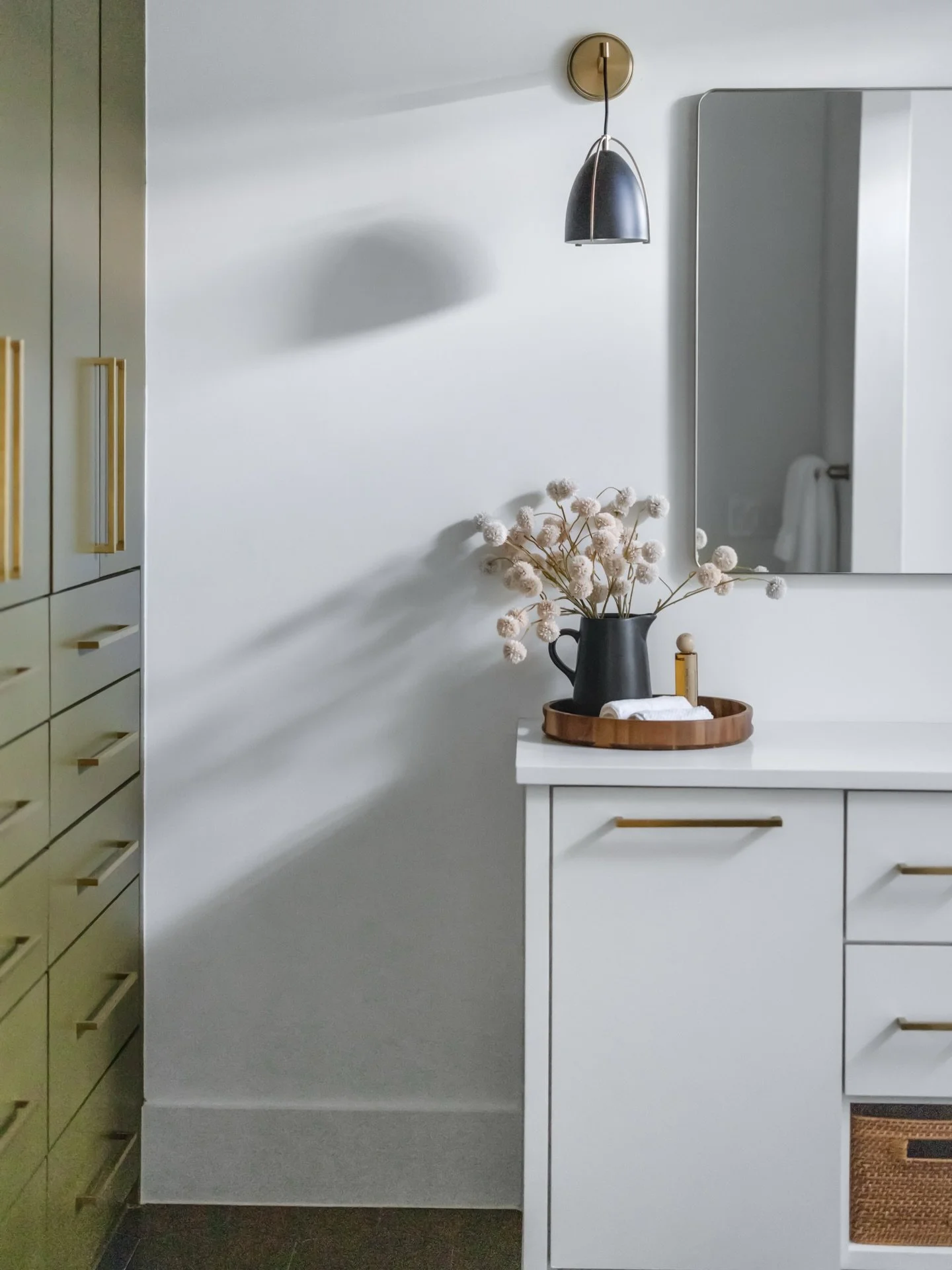 God&rsquo;s light makes everything better. Sometimes, all it takes is letting it fill a home to elevate an image.

#naturalightphotography #realestatephotography #luxuryrealestate #dfwrealestate