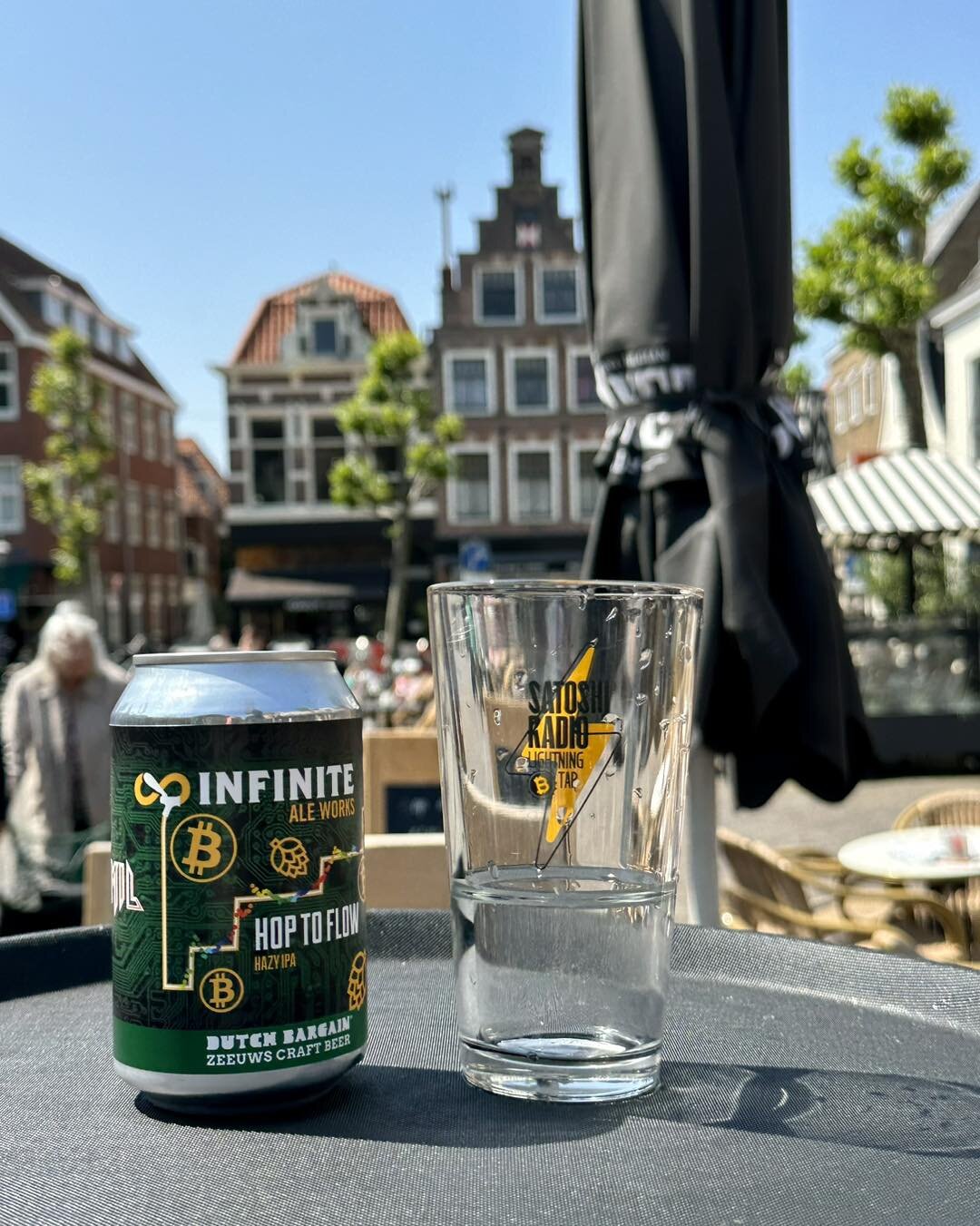 Naast dat we Bitcoin accepteren als betaalmiddel serveren we nu ook dit Bitcoin speciaal biertje op blik! 

Het weer zit mee, dus geniet nu van de &lsquo;Hop to flow&rsquo;. Een hoppige hazy IPA, die extra lekker smaakt in het zonnetje ☀️