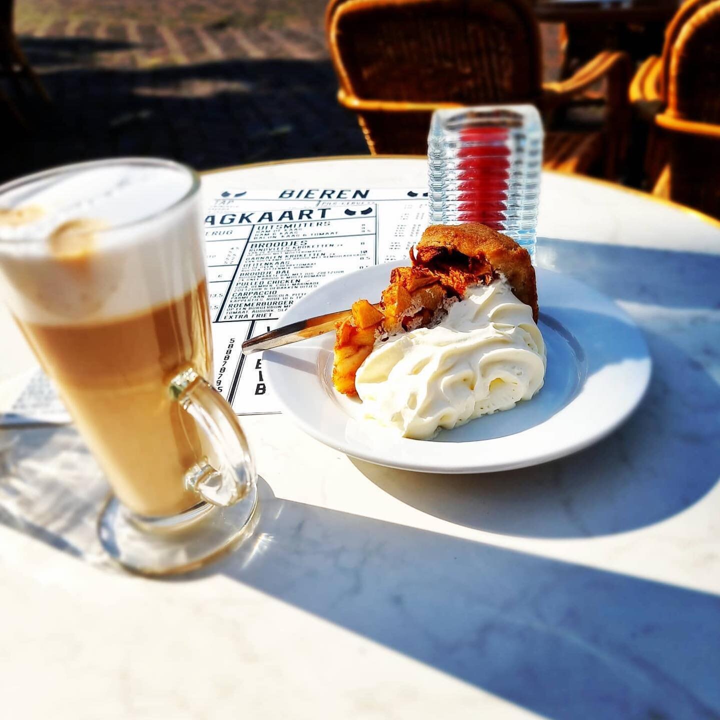 Good morning! 🤩☕️ Overheerlijke appeltaart en een verse kop koffie. Op welke manier kan je beter wakker worden? Tot zo op de Botermarkt! #appeltaart #lekker #goedemorgen #cafederoemer