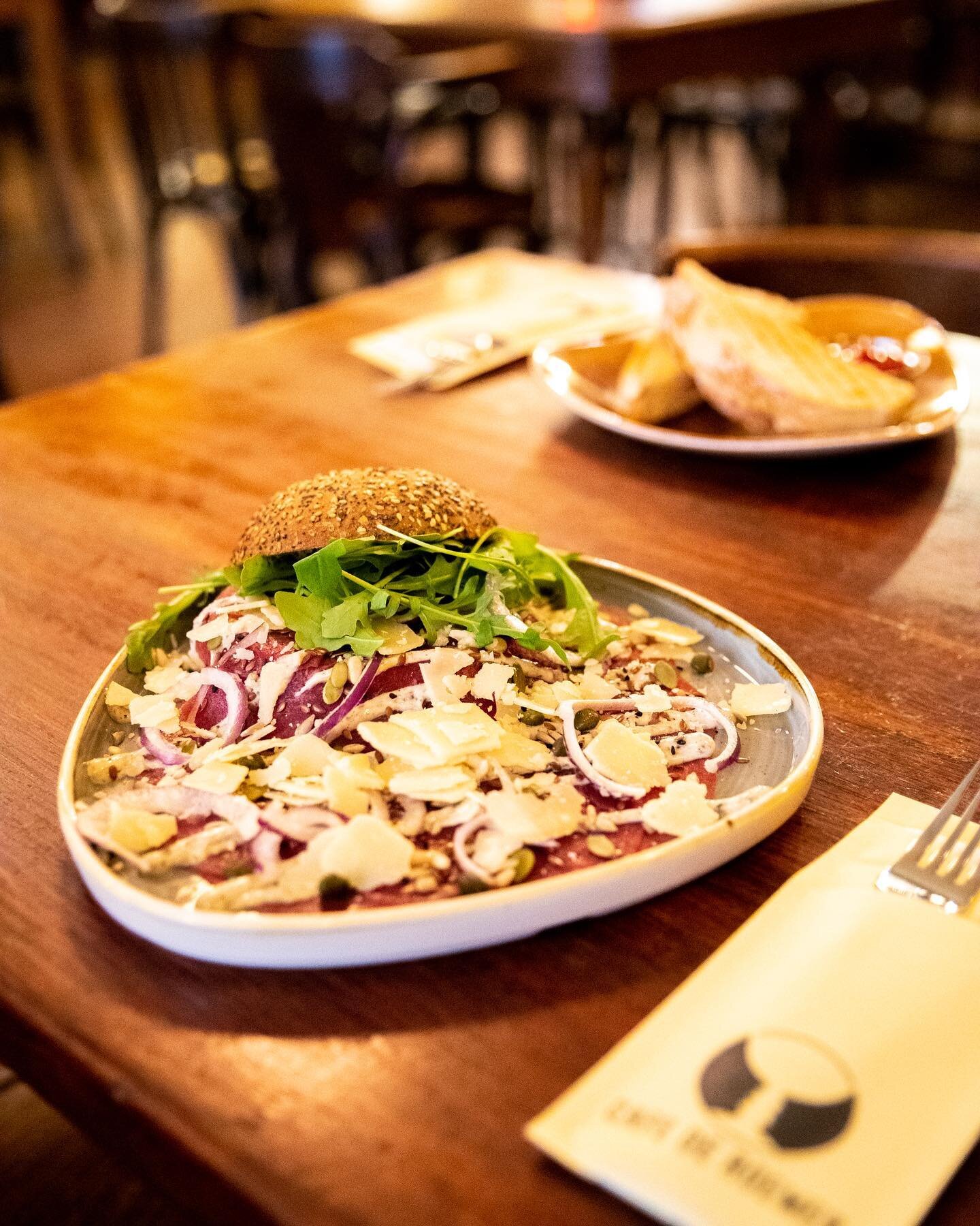 Lunch time! 😋🕛 Kies jij het broodje carpaccio, of een van onze beroemde tosti&rsquo;s? (Of iets anders lekkers natuurlijk😉) #lunchtime #botermarkt #cafederoemer