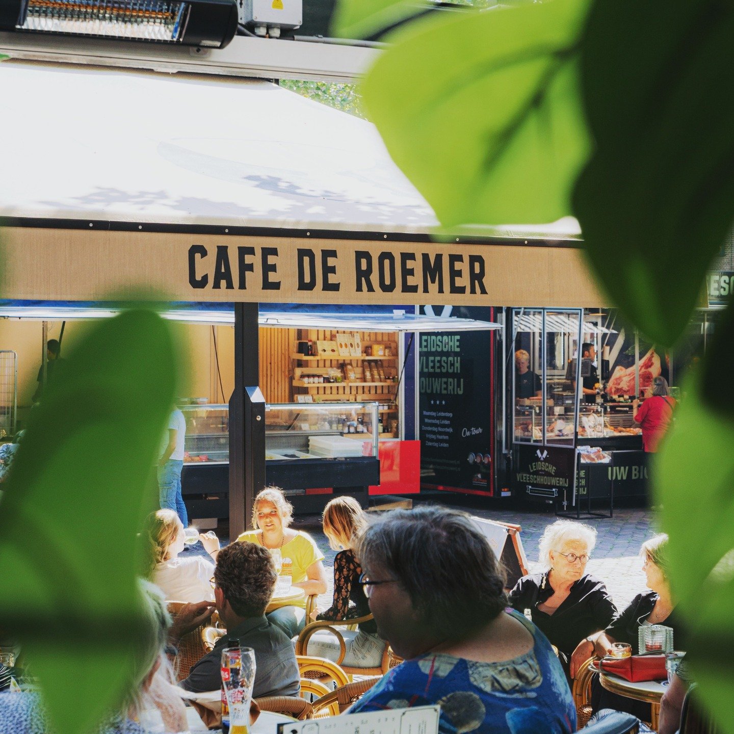 ☀️ Zomer op z&rsquo;n best bij Caf&eacute; de Roemer!
Tussen het groen, met een goed glas en fijne mensen &ndash; hier wil je toch de hele dag blijven zitten? 🌿🍷
Kom langs voor het zonnetje, blijf hangen voor de gezelligheid.

📍 Botermarkt, Haarle