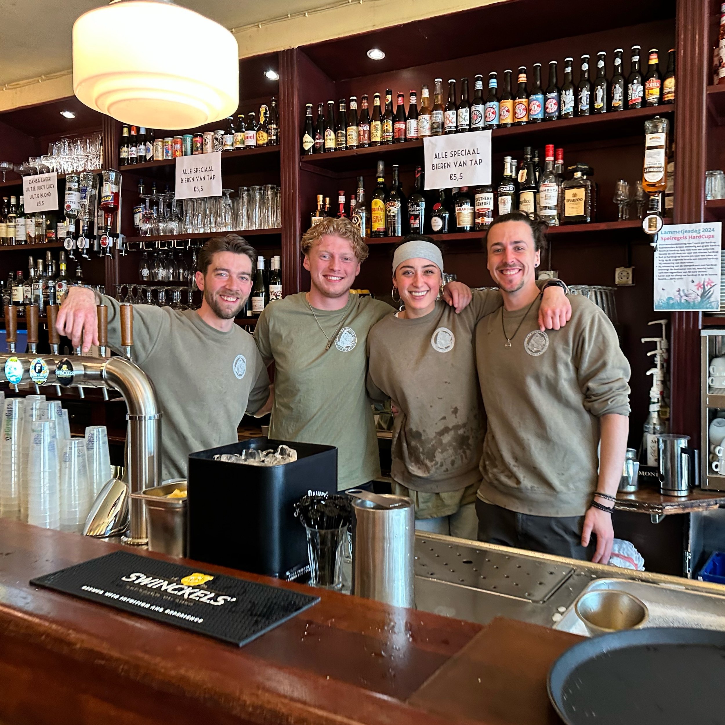 KOM JIJ ONS TEAM VERSTERKEN? 🫵🏼

Ben jij een werk-enthousiast en gastvrij? 
Wellicht zijn we dan opzoek naar jou! 

Lijkt het jou leuk om je aan te sluiten bij ons team?  Twijfel niet, en stuur ons een berichtje ✉️ Dit kan via PB of naar info@cafed