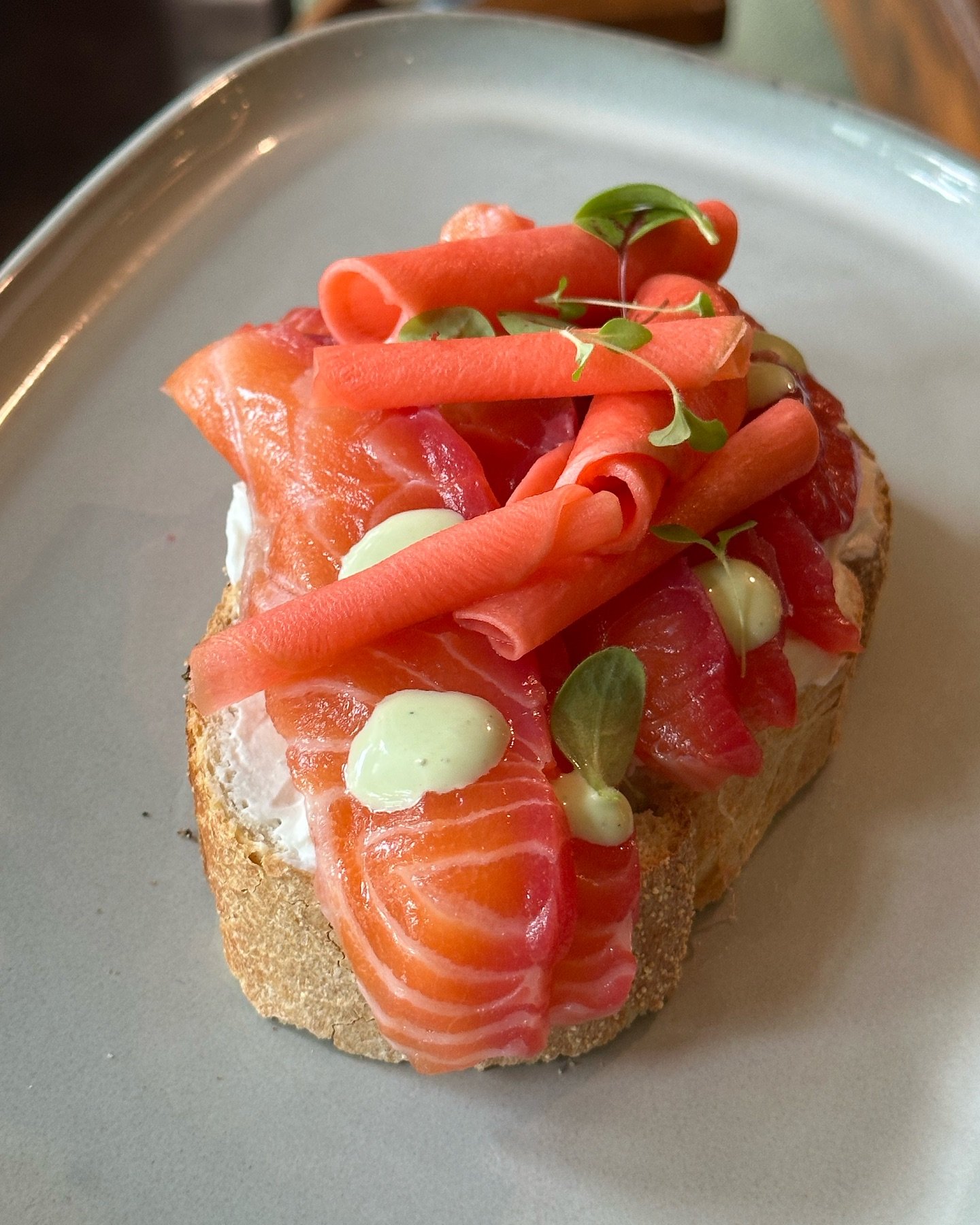 Dit overheerlijke broodje zalm (gravard lax) staat op onze nieuwe lunchkaart! Kom jij &lsquo;m proberen?