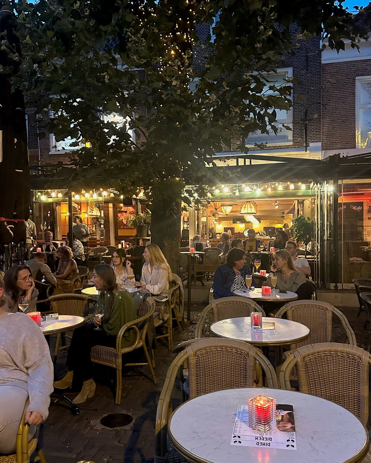 De zomer avonden op het terras maken plaats voor knusse herfstdagen binnen in ons gezellige caf&eacute; 🍂
Tegenwoordig met heerlijke heaters in onze serre! Kom je snel een bakkie halen en lekker opwarmen?