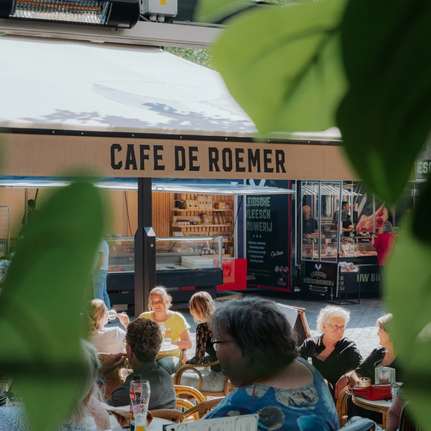Ode aan een parasol

Negen maanden stond je daar,
trots, charmant en zonneklaar.
Je schonk ons schaduw, sfeer en rust,
een plekje uit de wind, op z&rsquo;n best en op z&rsquo;n gust.

We vroegen wat mocht, kregen goed advies,
deden wat werd gezegd, p