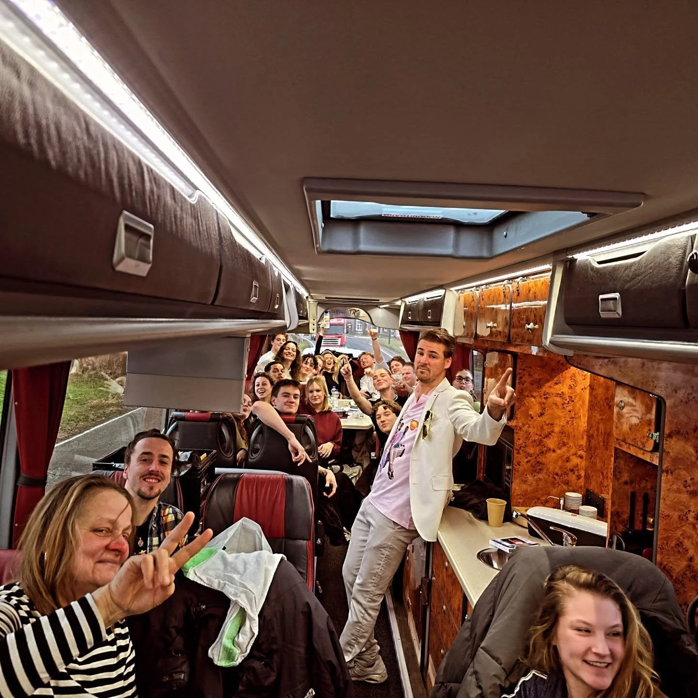 Vandaag blijven de taps even koud...

Team Roemer is er namelijk tussenuit! Een welverdiend dagje brouwerij voor de helden achter de bar en in de keuken.

Morgen staan we weer voor jullie klaar uitgerust ( of naja ) ge&iuml;nspireerd en helemaal zome