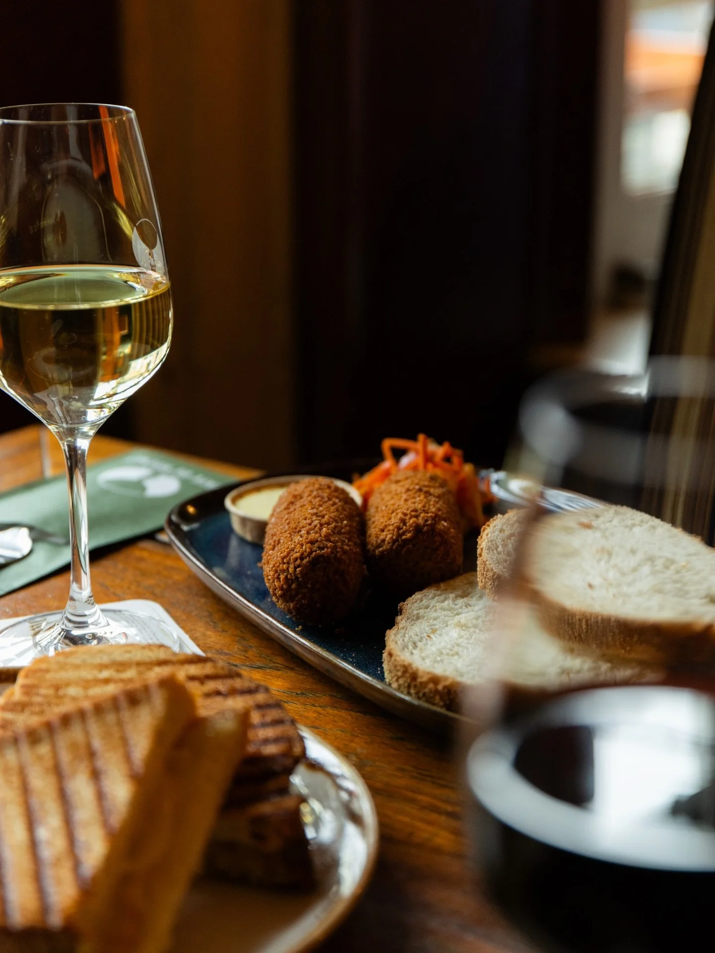 Tosti&rsquo;tje en 2 sneetjes brood met rundvlees kroketten. Prima lunch voor op de vrijdagmiddag. Tot zo!