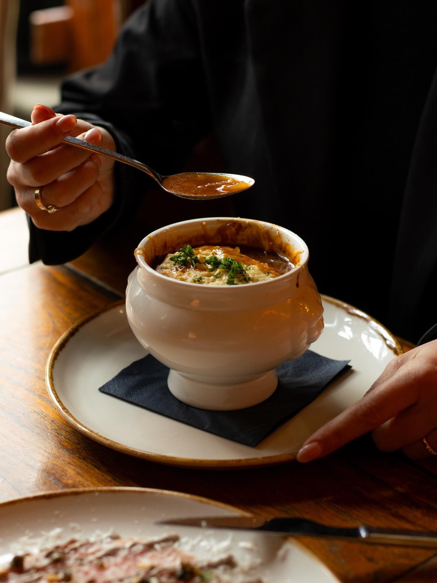 Onze uiensoep, gegratineerd uit de oven. Kom maar door! 🙋&zwj;♀️