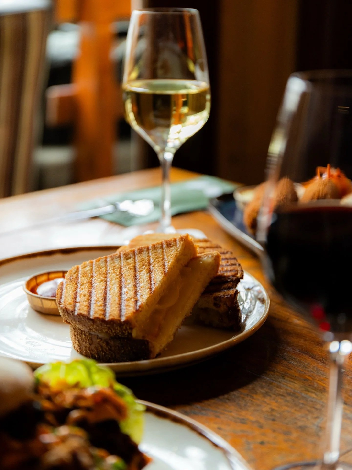 Lekker toch, een (Roemer) tosti, glas wijn erbij. Niet verkeerd op deze zonnige dinsdag. Tot zo! ☀️