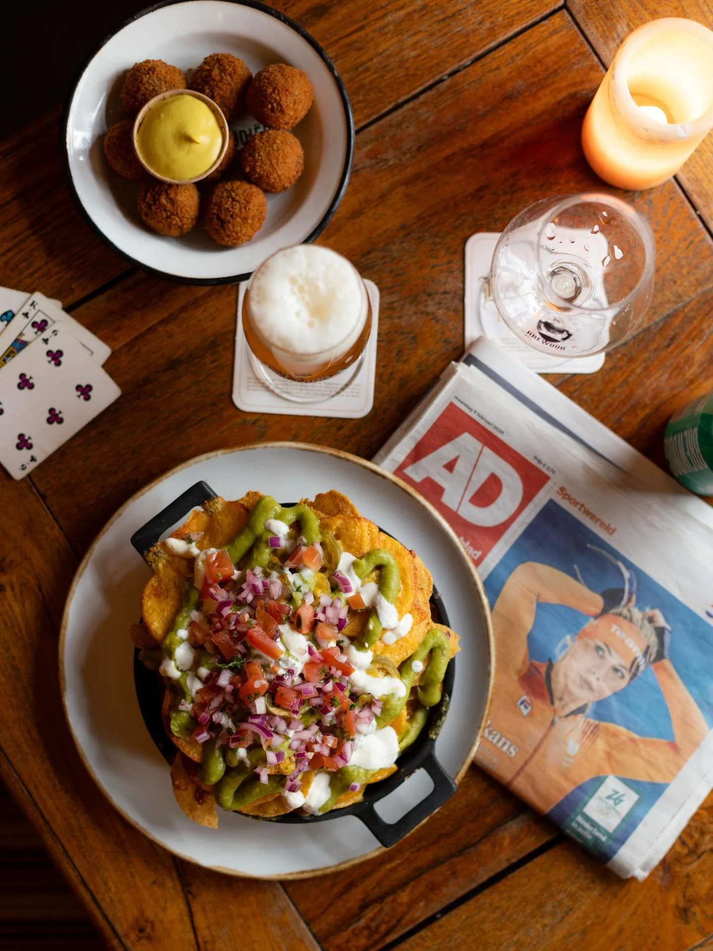 Echt zo&rsquo;n lekkere borrel middag; biertje, spelletje en snacks. Wij zouden het wel weten 😘