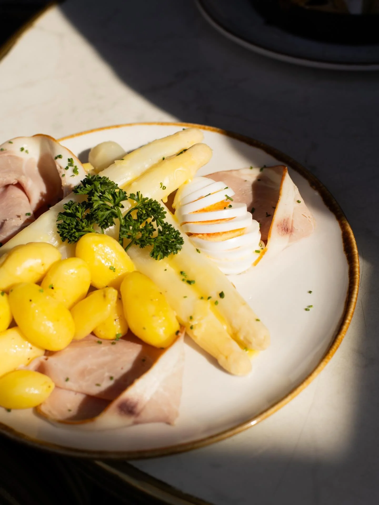 Het witte GOUD! Onze special op het moment: witte asperges met krieltjes, ham en ei. Geniet ervan zolang het kan!