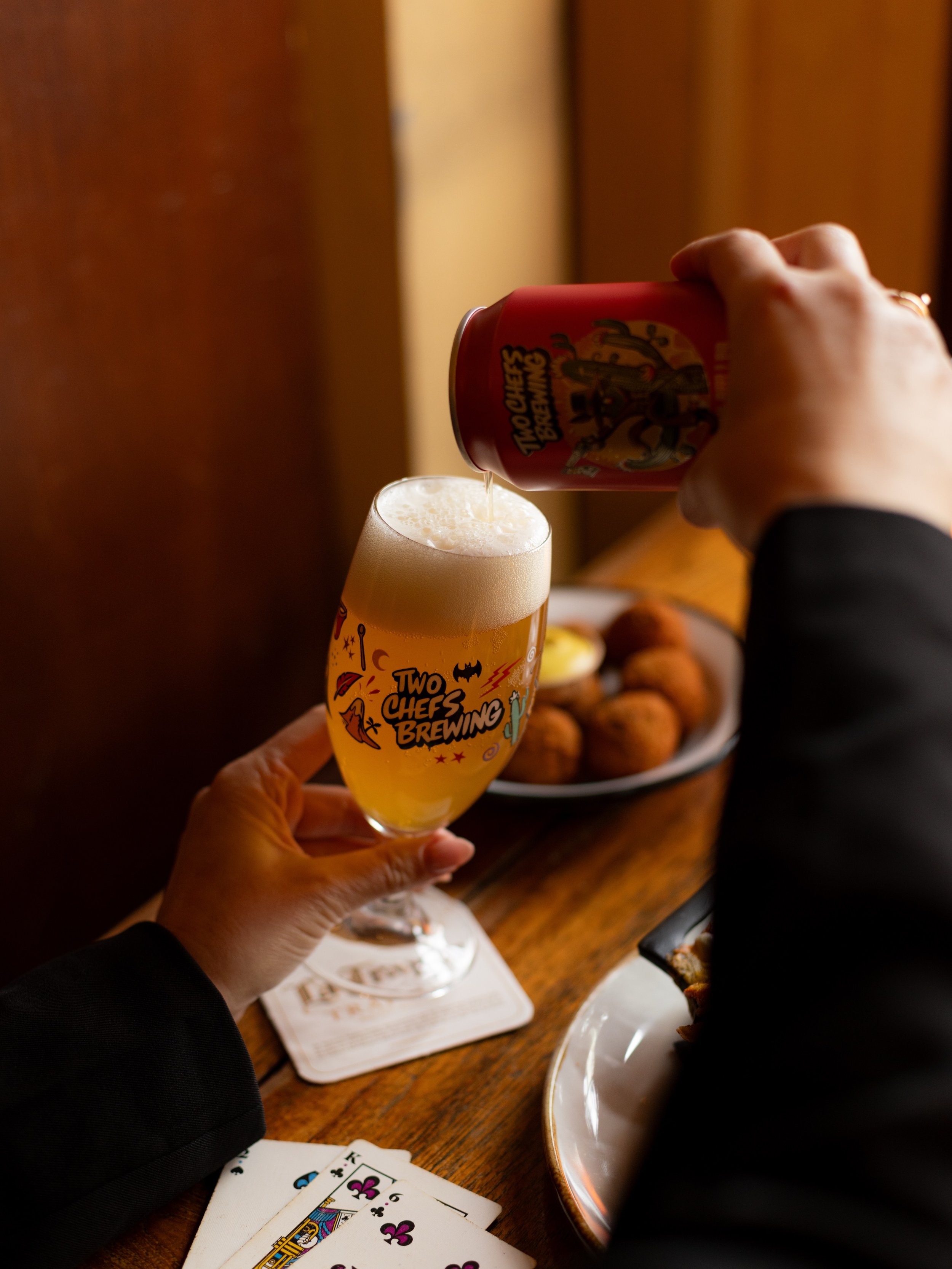 Ja hoor. Dit is &lsquo;m. Koud biertje, bitterballen erbij. Niet meer over nadenken.