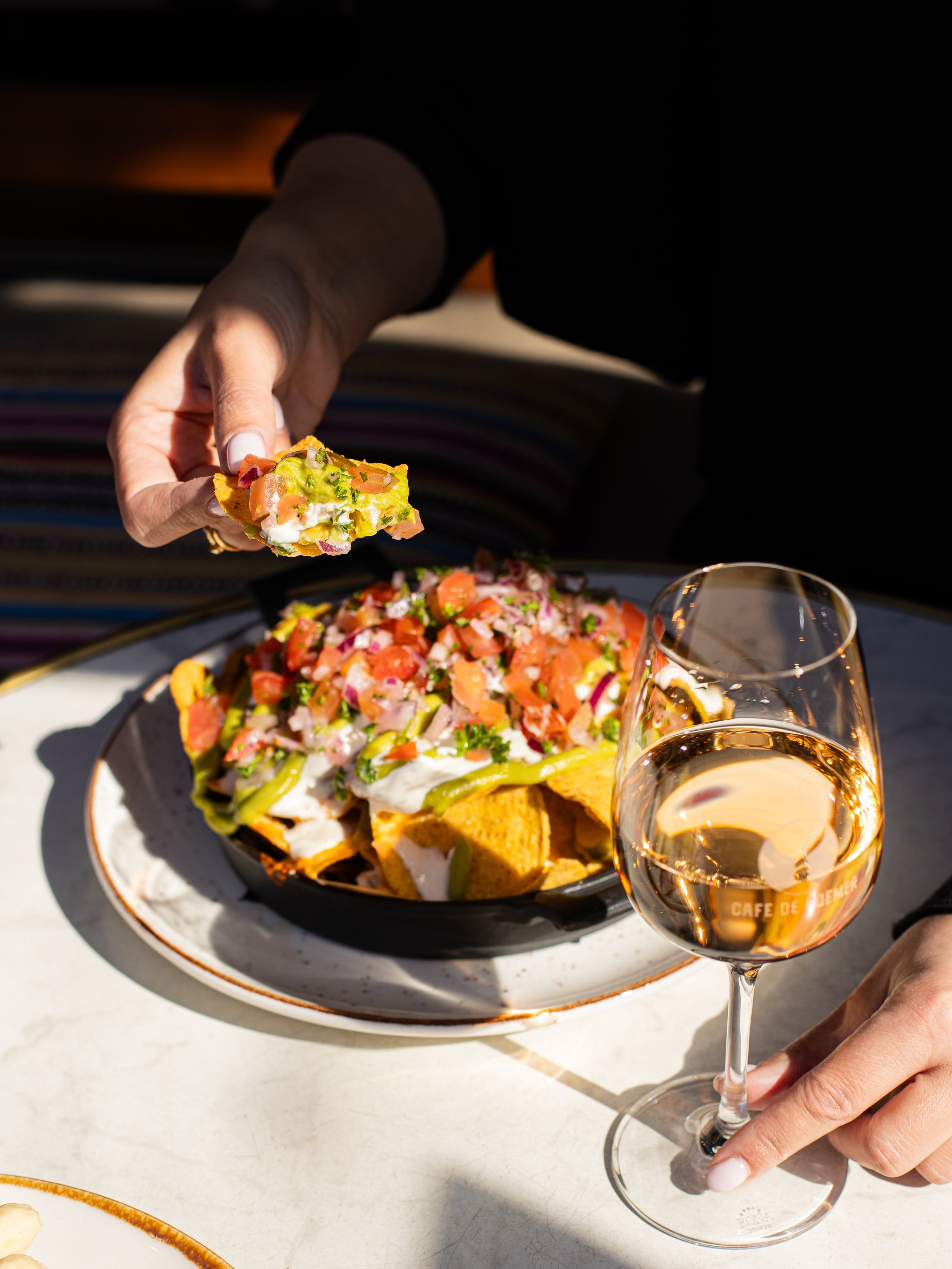 Warning: gevaarlijk lekker. Nacho&rsquo;s uit de oven met een tomatensalsa, quacamole, jalapenos en cheddar.