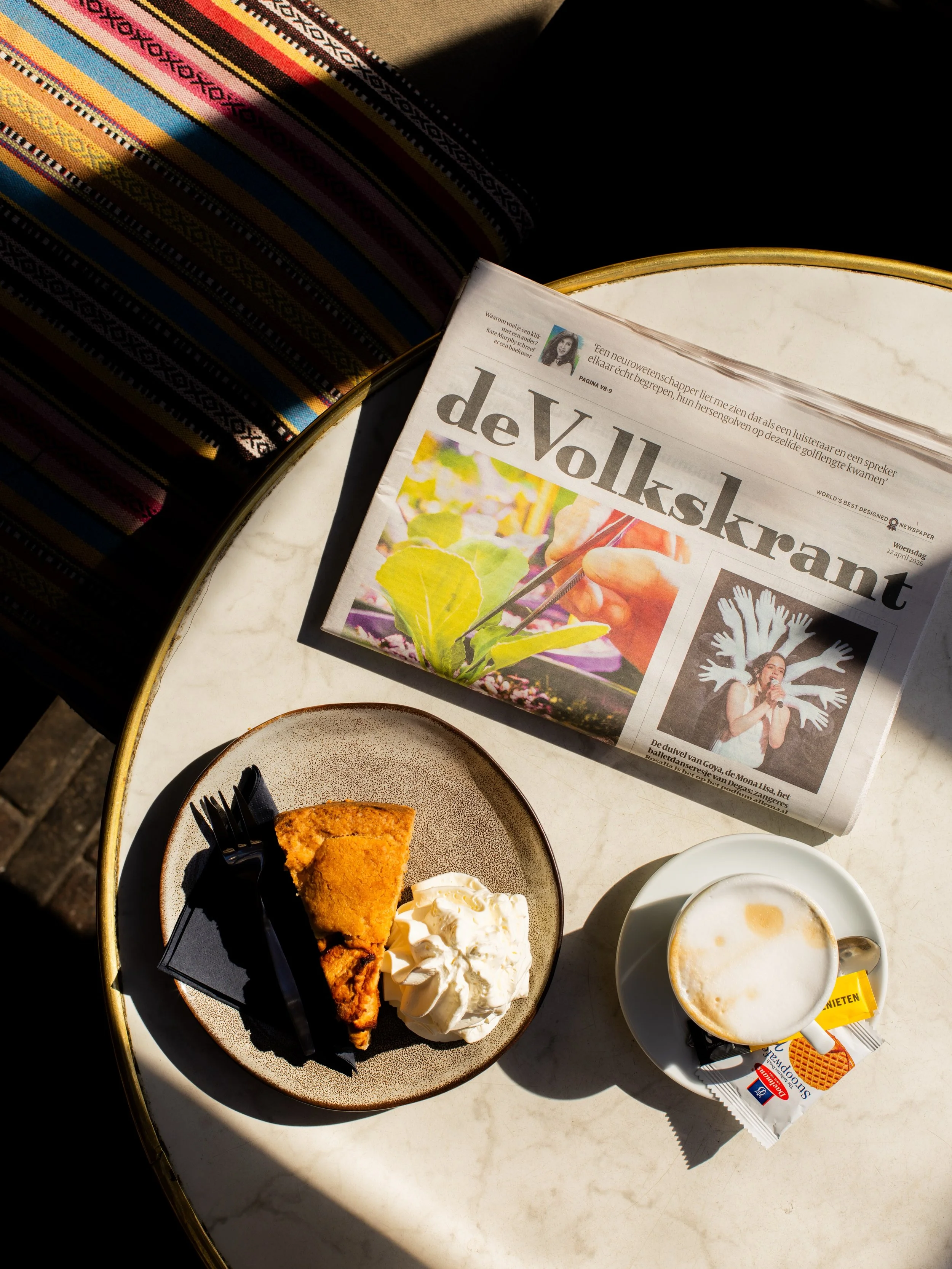 Cappuccino, appeltaartje, een krantje erbij. Hoe lekker kun je de donderdagochtend beginnen? ☕️