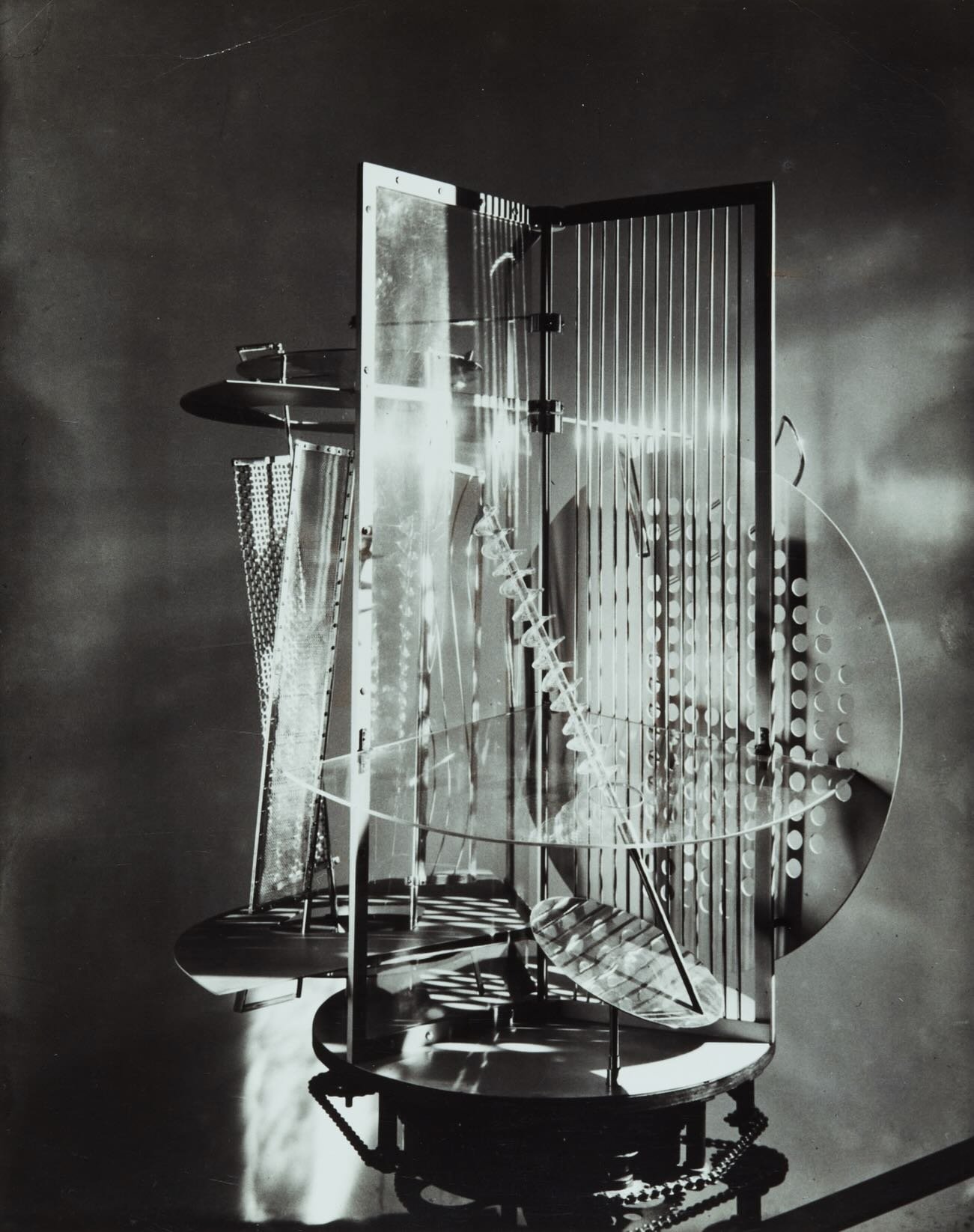 object // 01
ref: laszlo / bauhaus (1930)
mechanism: kinetic_projection