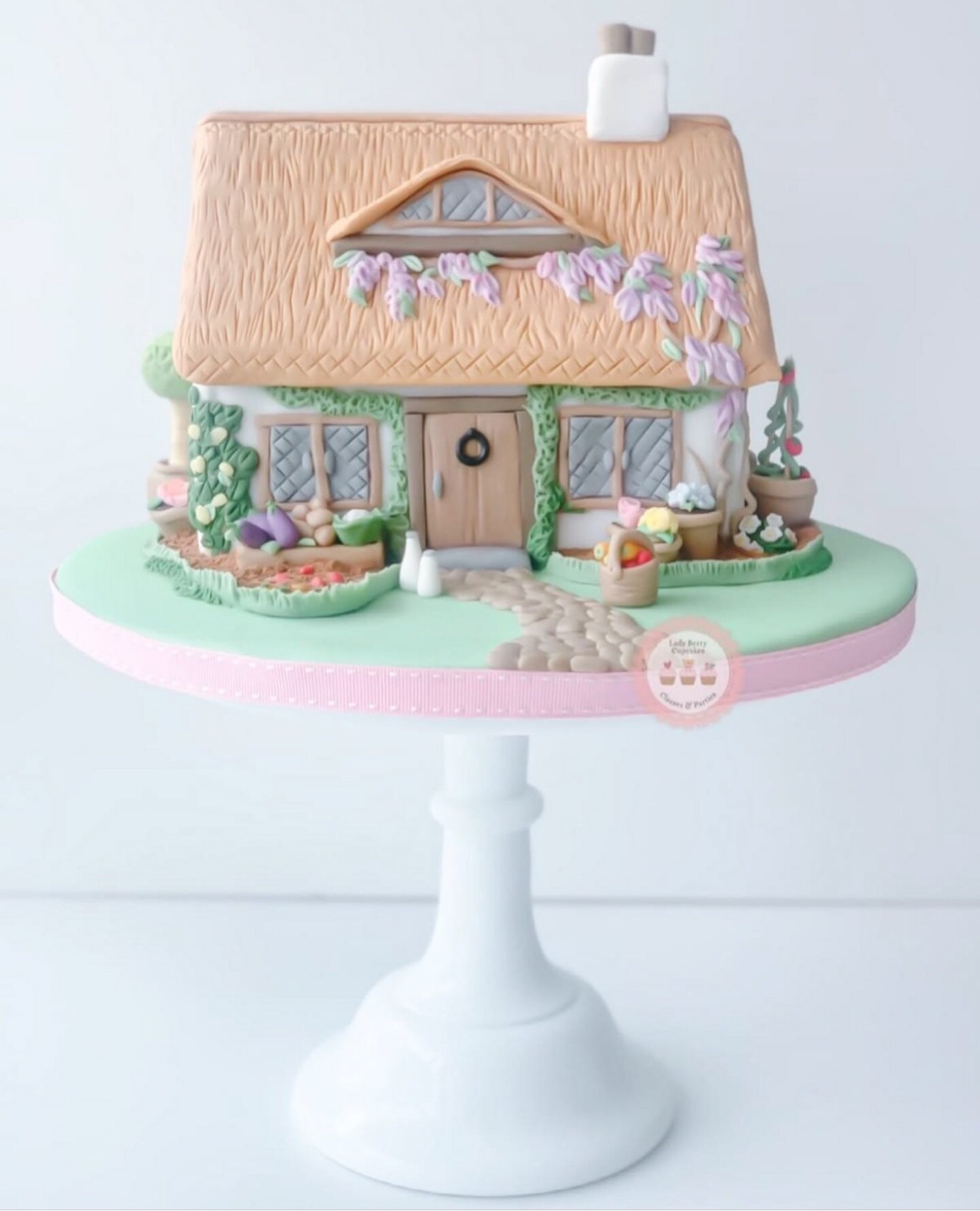 🌷 Who would like to live here? 

🐥Wishing you a wonderful Easter sweet friends! Escaping to the cottage for a few days of peace and relaxation&hellip; 

⭐️What are you up to this Easter? 

Lady Berry Cottage Gingerbread  House 🏡... who&rsquo;s mov