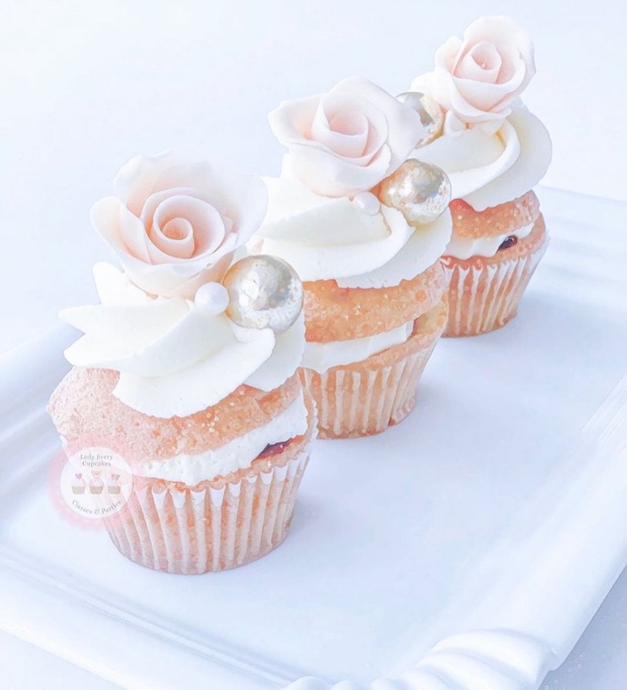 🧁 Sometimes less is more! The simplicity of a delicate little cupcake with a small amount of detail is all that&rsquo;s needed&hellip;.

🌸 Learn  to make little little sugar Roses with the Online Lady Berry Roses Class! Www.Ladyberrycupcakes.Co.Uk 