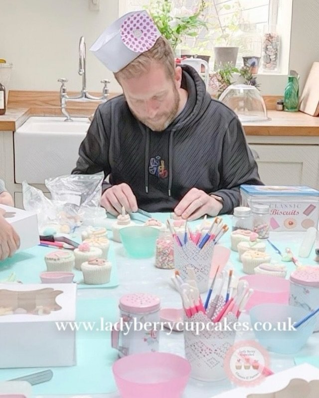🧁Sometimes there will be a dad lurking around at the end of the party waiting to nibble up the cakey scraps and have a little go himself with the leftovers&hellip;😂! 

⭐️ Dad You can also join the family workshops! Bring the kids along and get the 