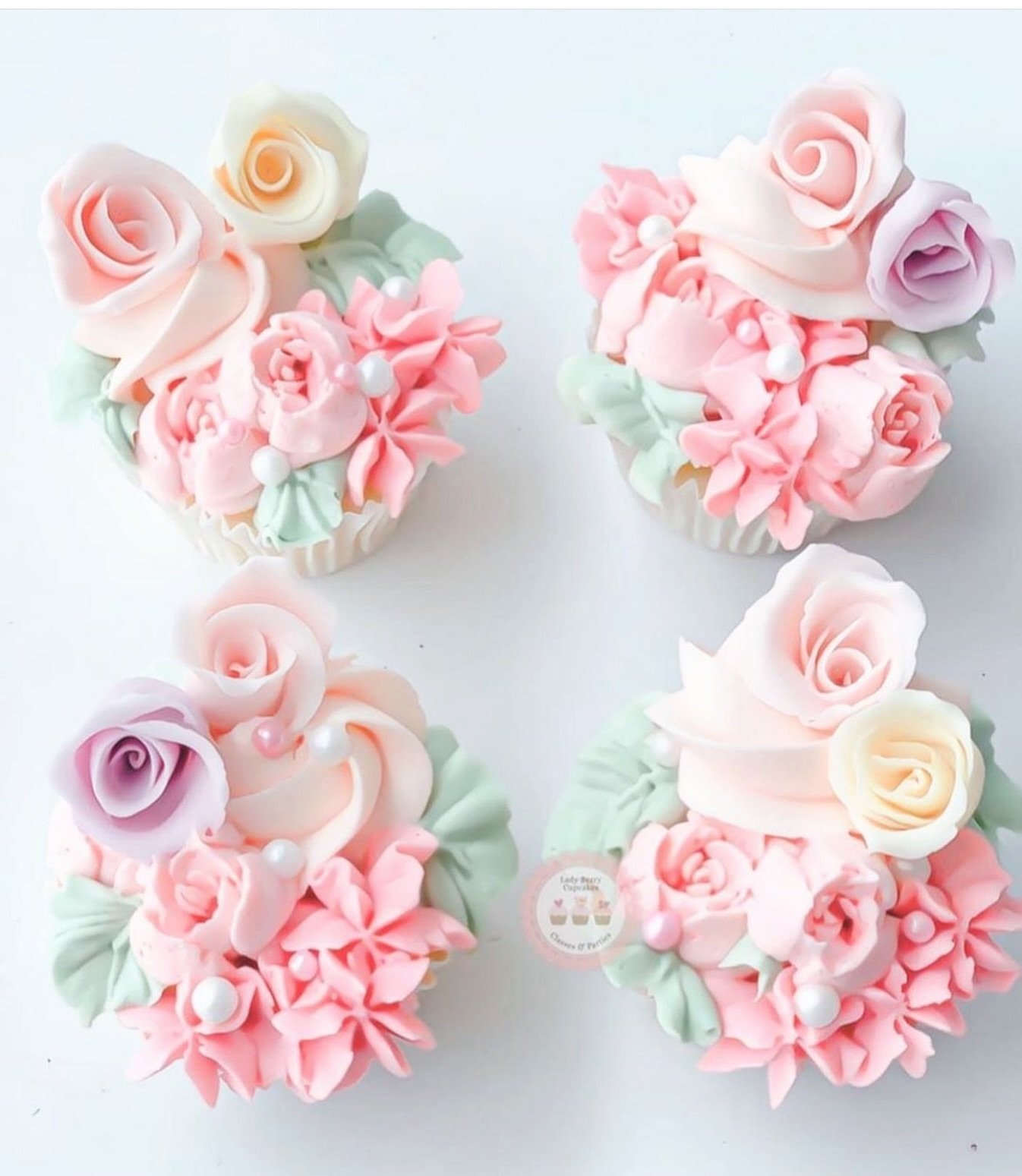 THIS is about as good as my buttercream gets! With strategically placed Sugar flowers to cover up the damage&hellip; 😂🌸

🧁Are you better at piping or fondant work? 

#Cupcakes #CupcakeDecorating #CupcakeDecoratingClasses #LadyBerryCupcakes #Butter