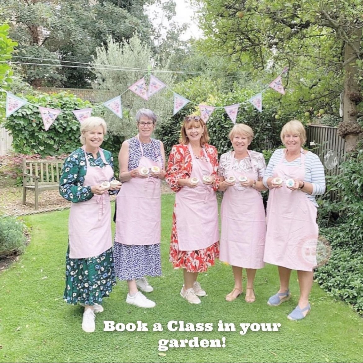 🍃 Invite your friends over for a cupcake decorating class in the garden! Such a lovely way to spend time with friends learning a new skill and having fun!

⭐️ Book at yours at www.ladyberrycupcakes.co.uk 

#FunActivity #FunWithFriends #CupcakeClass 