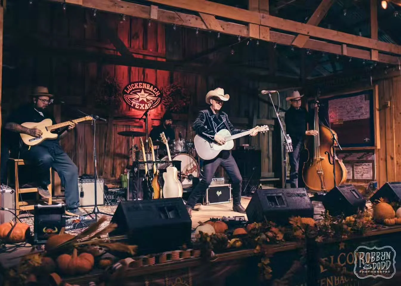 🔥Two Tons of Steel return to the Luckenbach Dancehall on Dec. 27th, 2025 at 7pm! 🎟 LINK IN BIO 

Just 12.5miles from downtown Visit Fredericksburg TX
#LuckenbachTexas #EverybodysSomebody #twotons #twostepping
📸Robbyn Dodd Photography