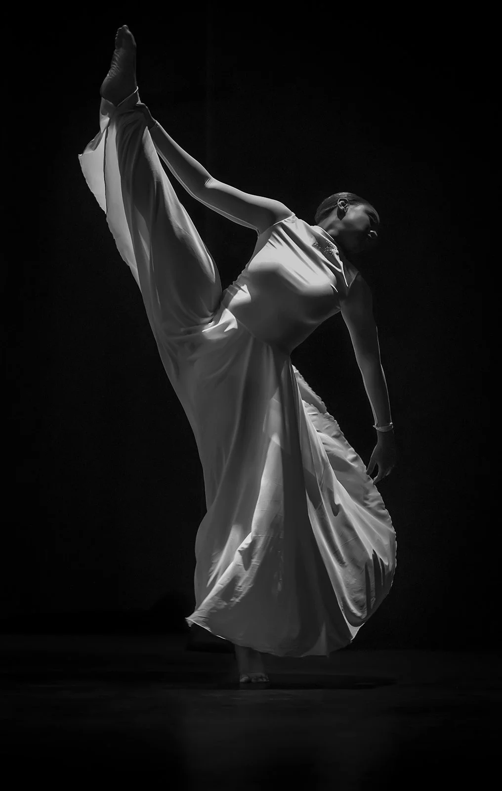 EleoneDancDec2016 1371-2bw.jpg