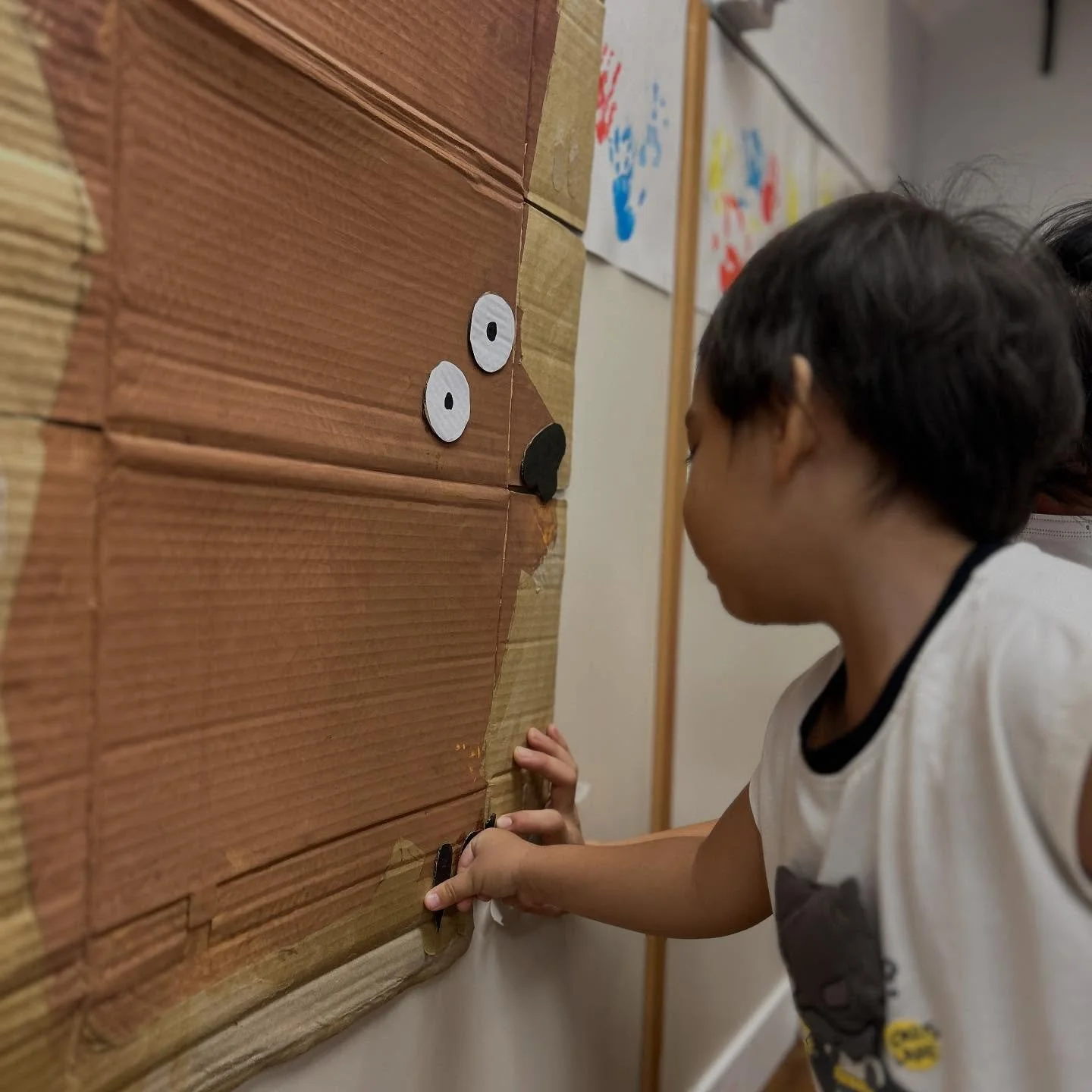 Sticky fingers, tiny nails and a vision taking shape! What wild, wonderful world are they building, piece by sticky piece? The full picture is a secret the children are keeping … for now 🤩
This is how we explore at Kriti Children’s Cen
