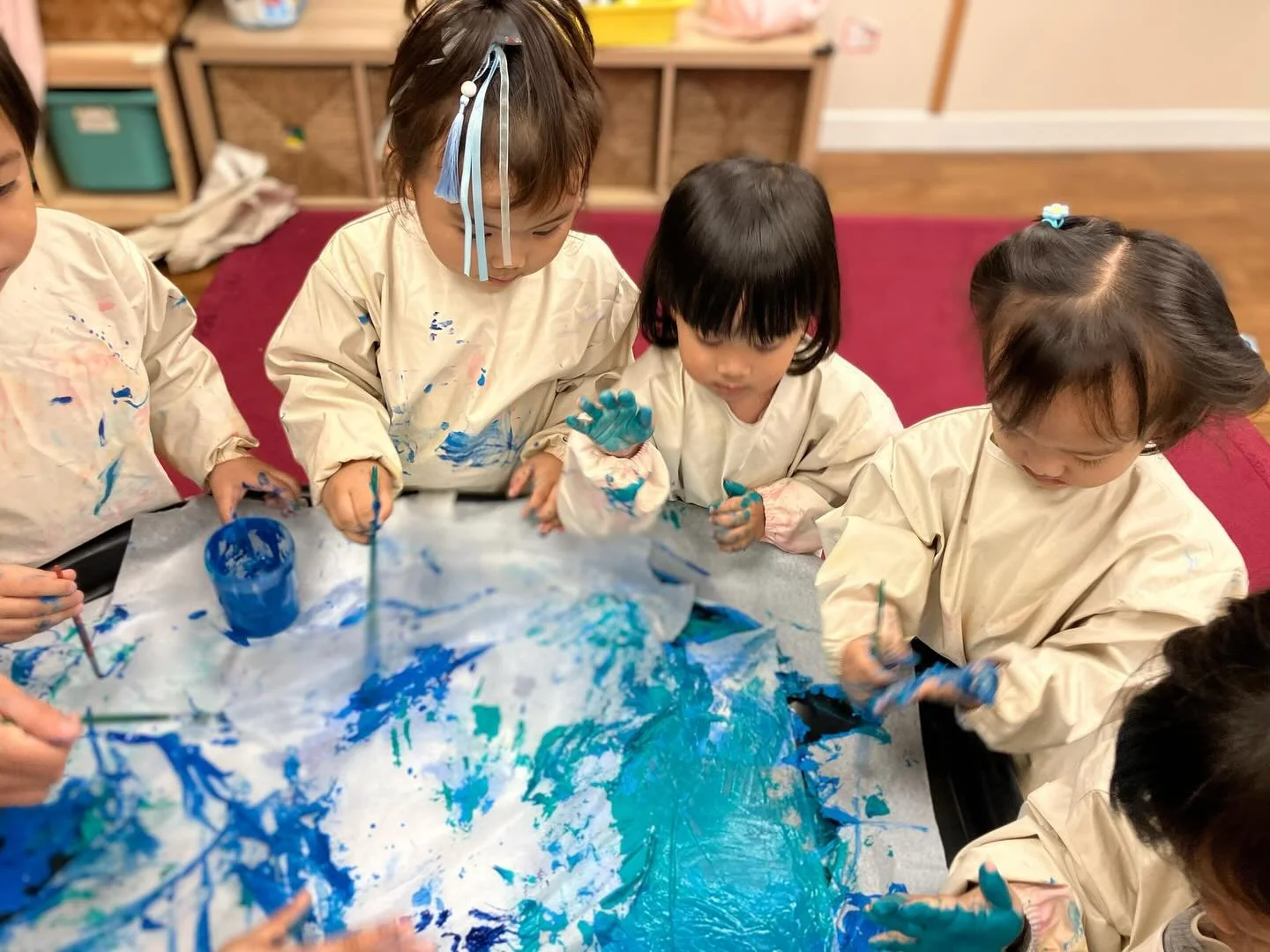 We see a colorful ocean, that&lsquo;s what we see! 🎨
A little Eric Carle-inspired magic today, painting with tissue paper to create our own masterpiece. The kids in our Early Years Programme loved the process, and watching their ocean come to life. 