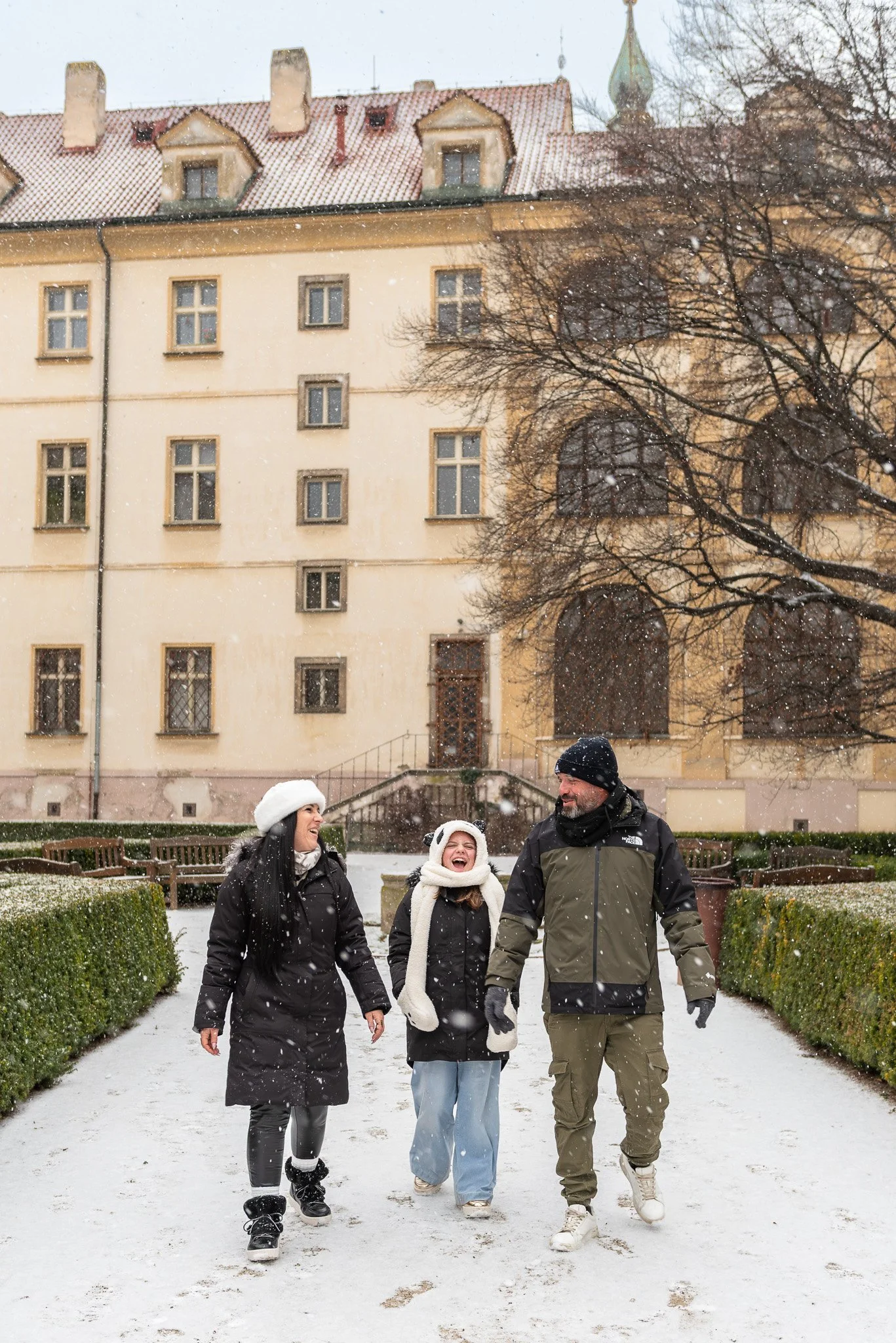 A dreamy winter family photoshoot in snowy Prague
