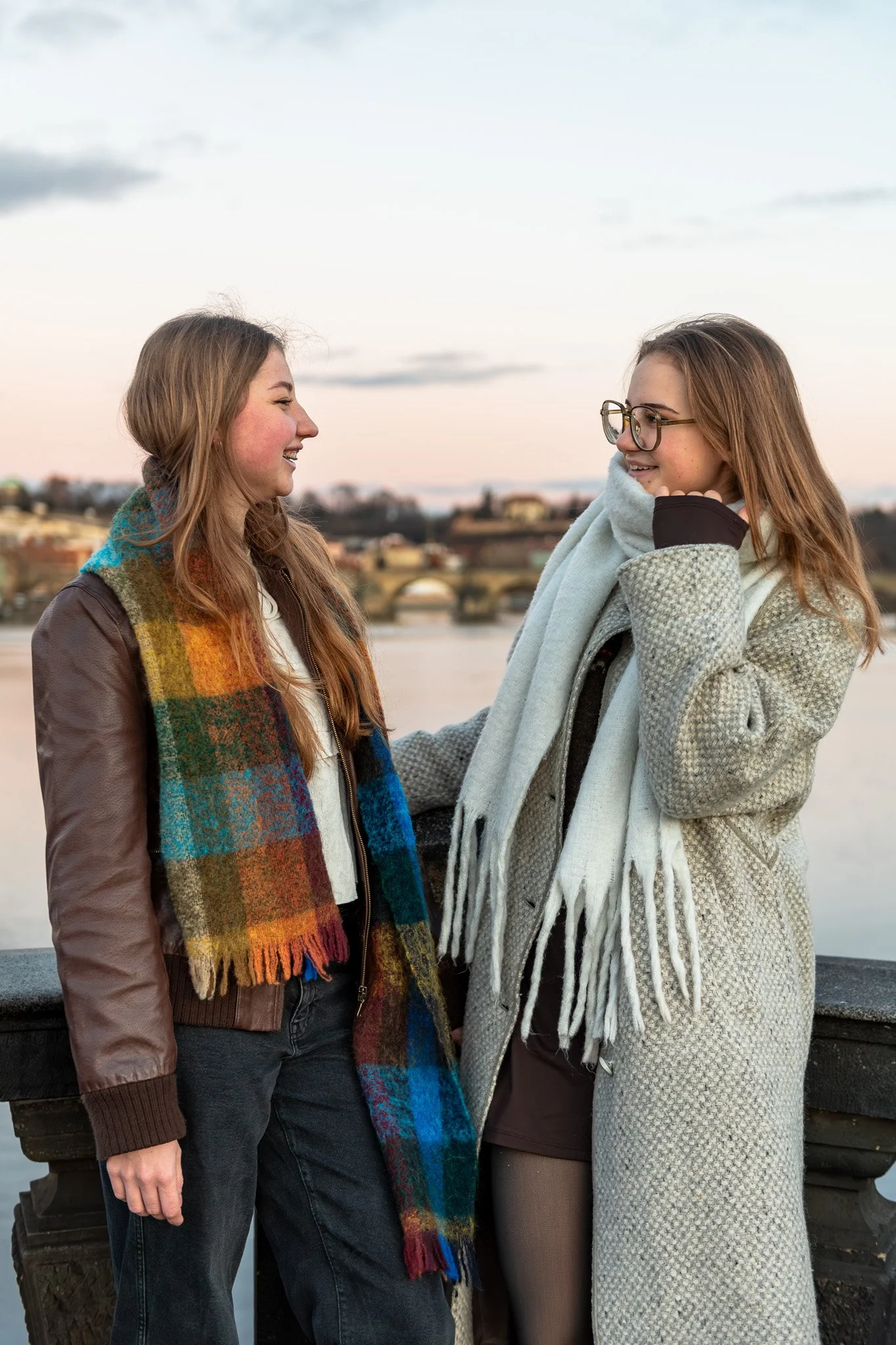Best friends photoshoot on Charles Bridge in Prague 
