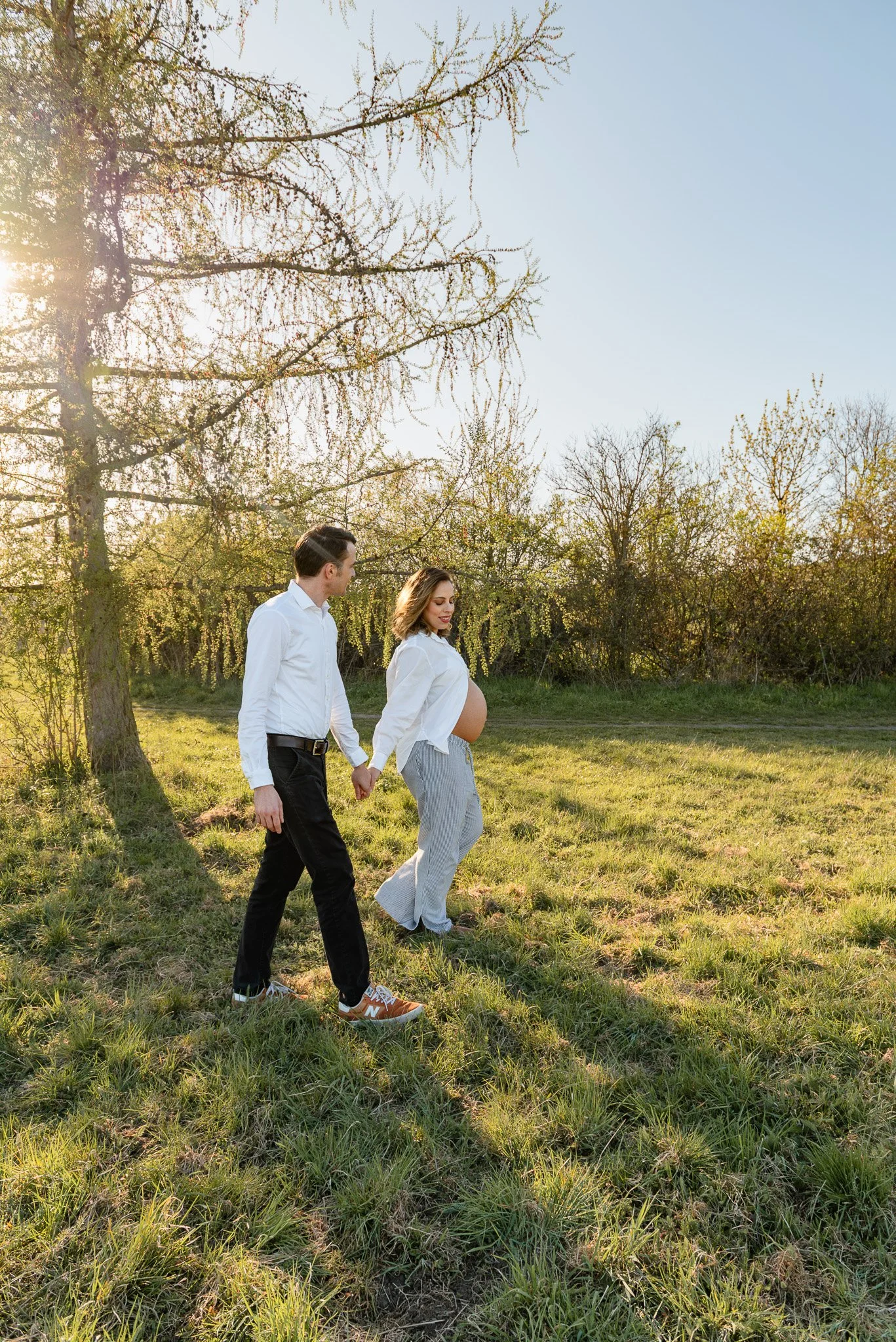 Romantic pregnancy photoshoot in Divoká Šárka, Prague
