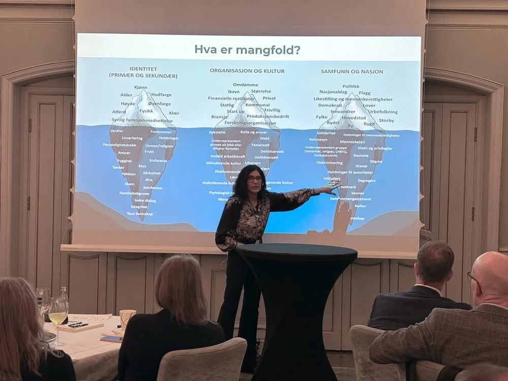 Lovleen Rihel Brenna presenterer og snakker om mangfold