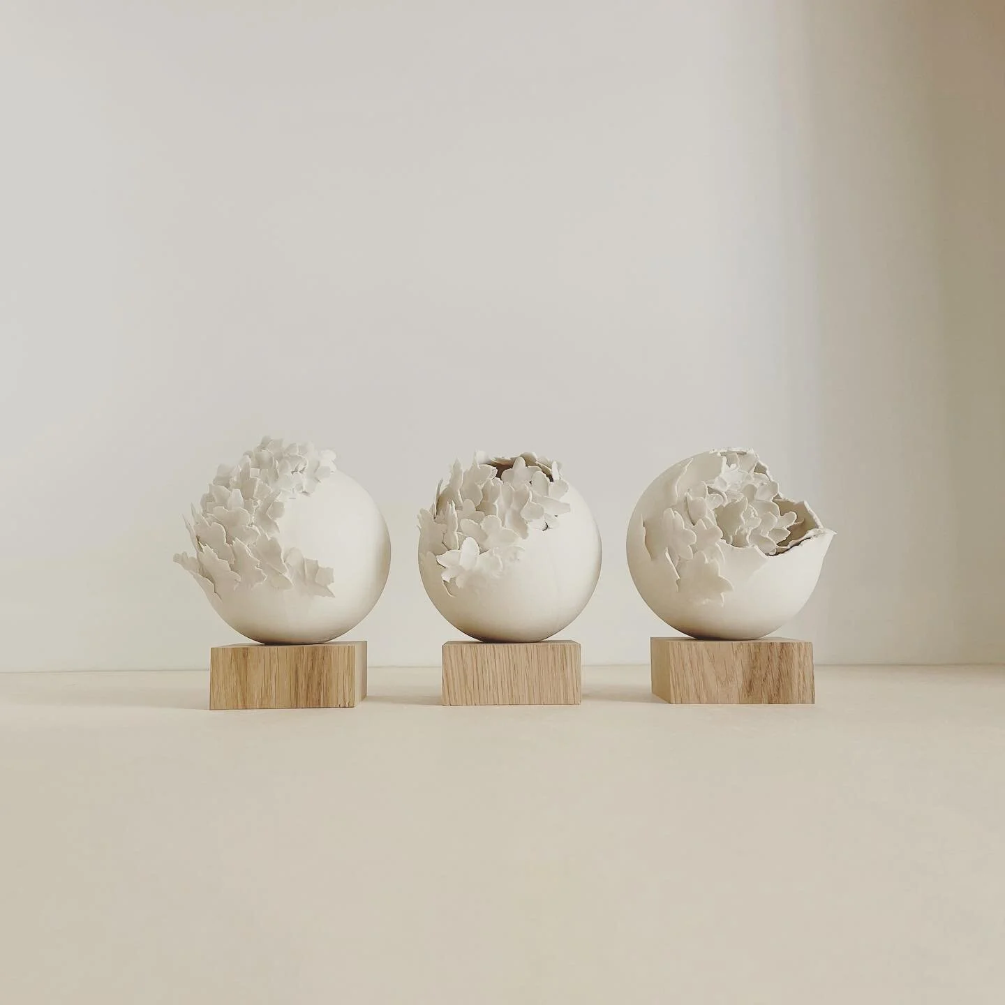 &Phi; &Phi; &Phi; &laquo;&nbsp;&eacute;ph&eacute;m&egrave;re&nbsp;&raquo;
 Une histoire en 6 actes 
Nouvelle collection porcelaine et ch&ecirc;ne brut
&laquo;&nbsp;Au travers de la mati&egrave;re, je raconte la Terre, 
une Terre sauvage et r&eacute;s