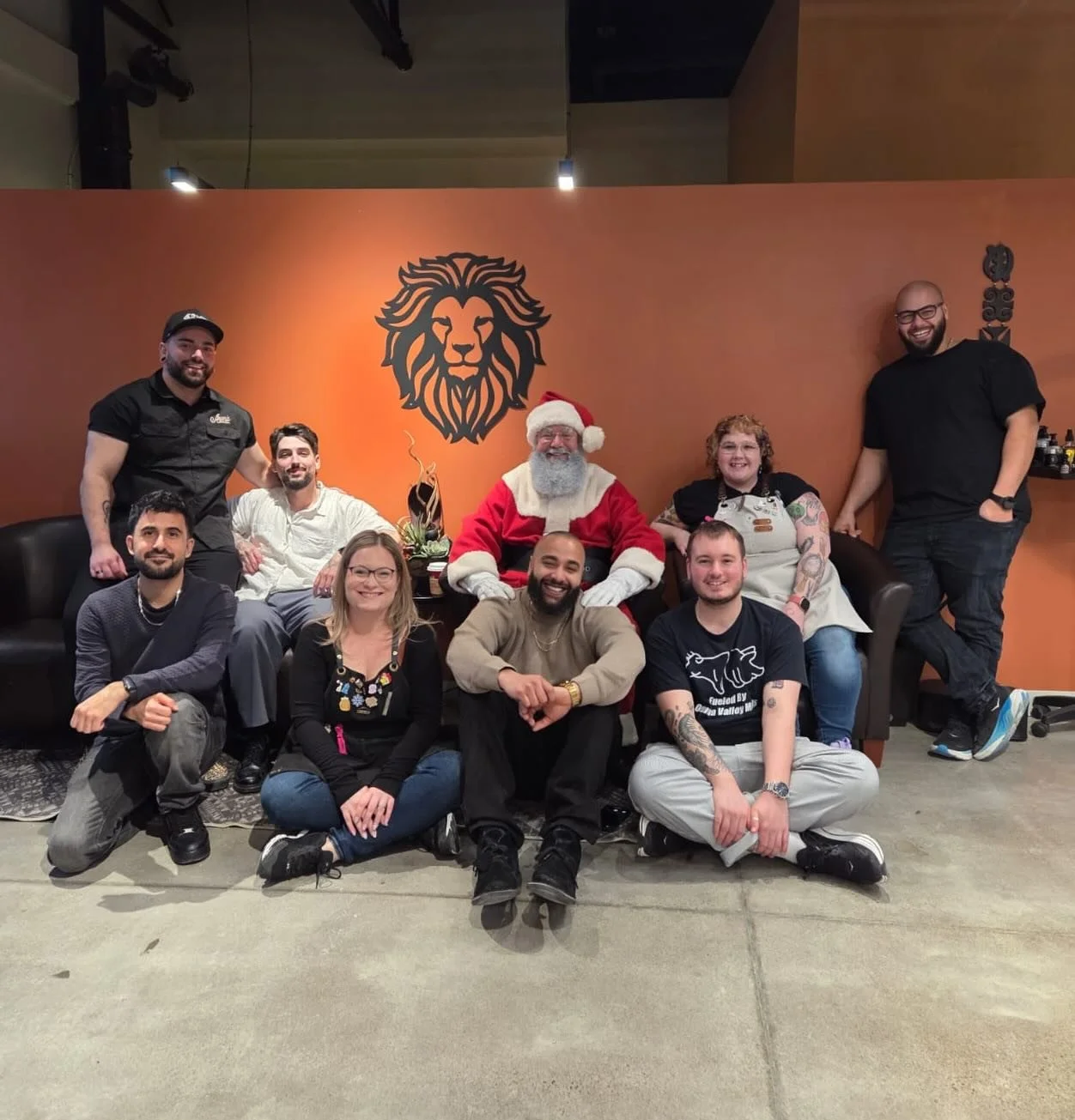 🎅🏼✨ Santa stopped by the shop!
A couple of our little clients got very excited and even got to sit on Santa&rsquo;s lap ❤️
Missing Sara and Alex in this photo, but they were with us in spirit.
Next year we&rsquo;ll announce Santa&rsquo;s arrival ah