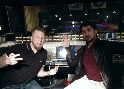 Oud Sound Education student Klaas Pels (links) heeft inmiddels een platencontract getekend bij het label van Hardwell.