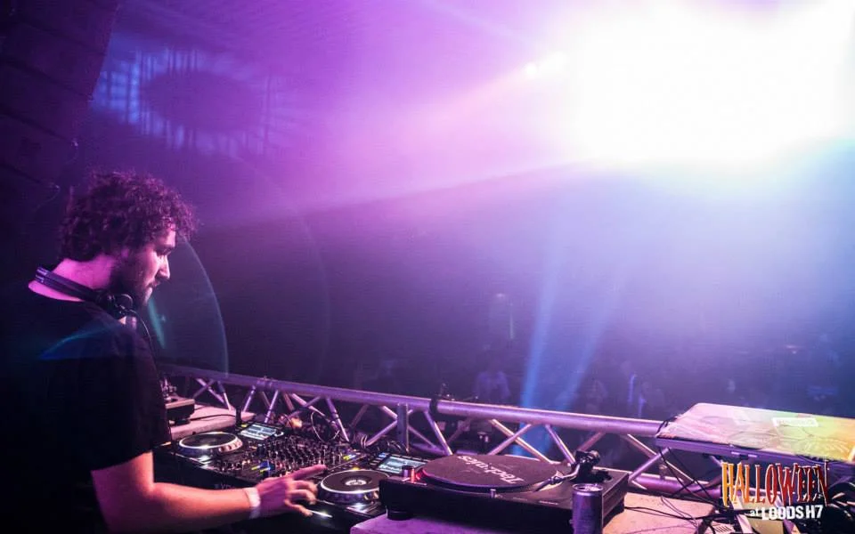 Tim van Paradijs | Verdient zijn brood als DJ Invite