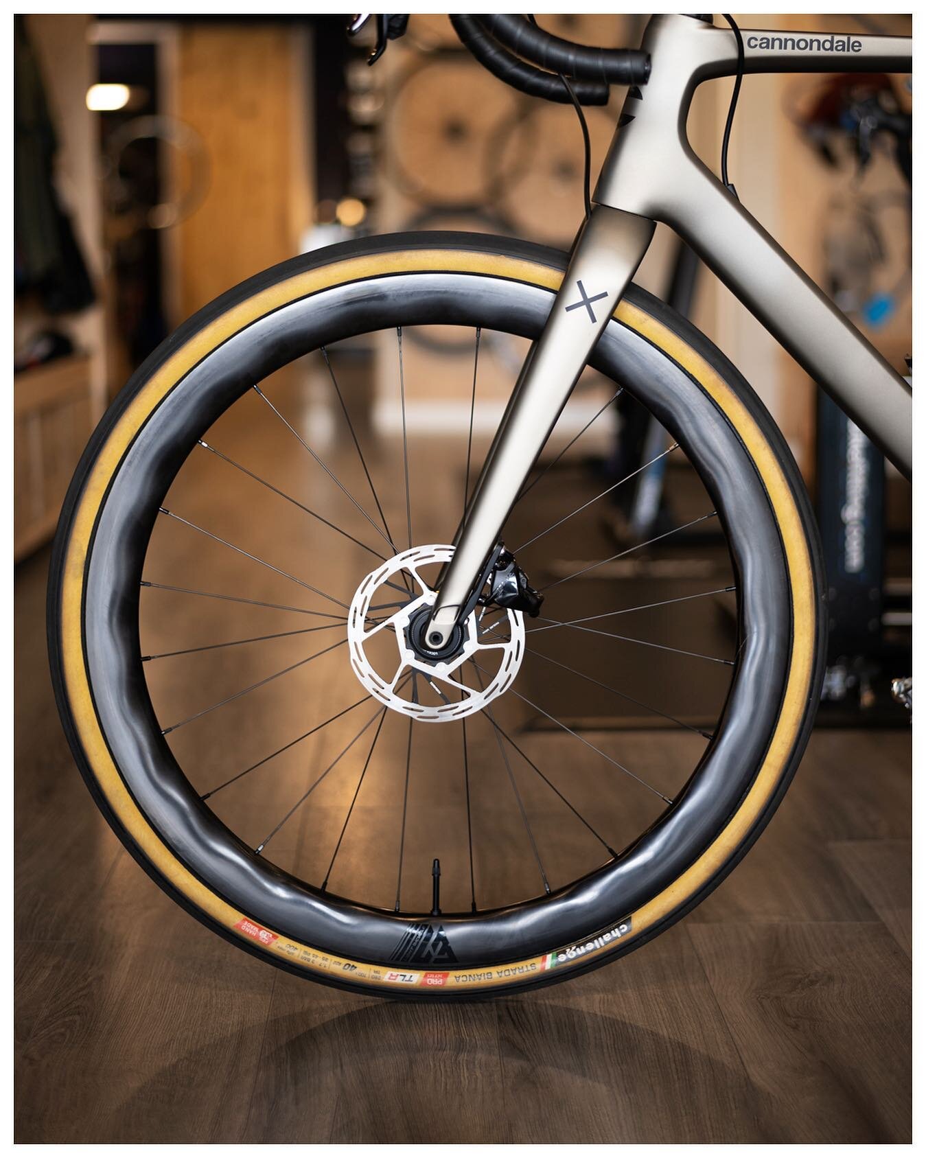 The @lightbicycle AR465 rim is pretty high on the list of things we ❤️ right now. These are laced to the gold @industry_nine hubs we featured a few days ago, for a completed wheelset that successfully balances fast road rides and gravel adventures. #