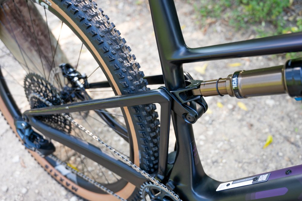  Elegant suspension, with a Fox Float DPS rear shock. 