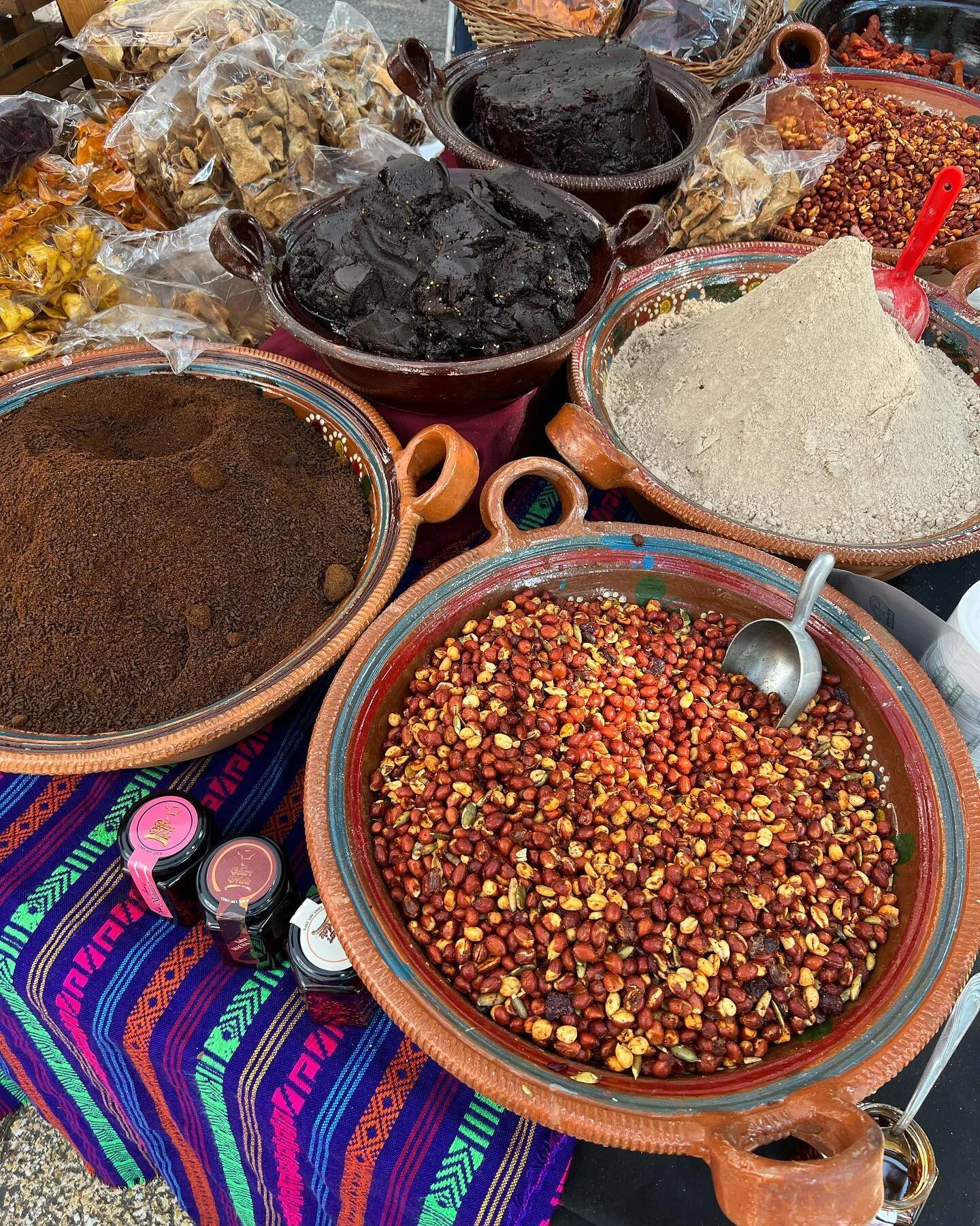 So many new ingredients and flavors and dishes to try 🤯 

.
.
.
.
.
.
#mexicanfood #traditionalfood #foodmarket