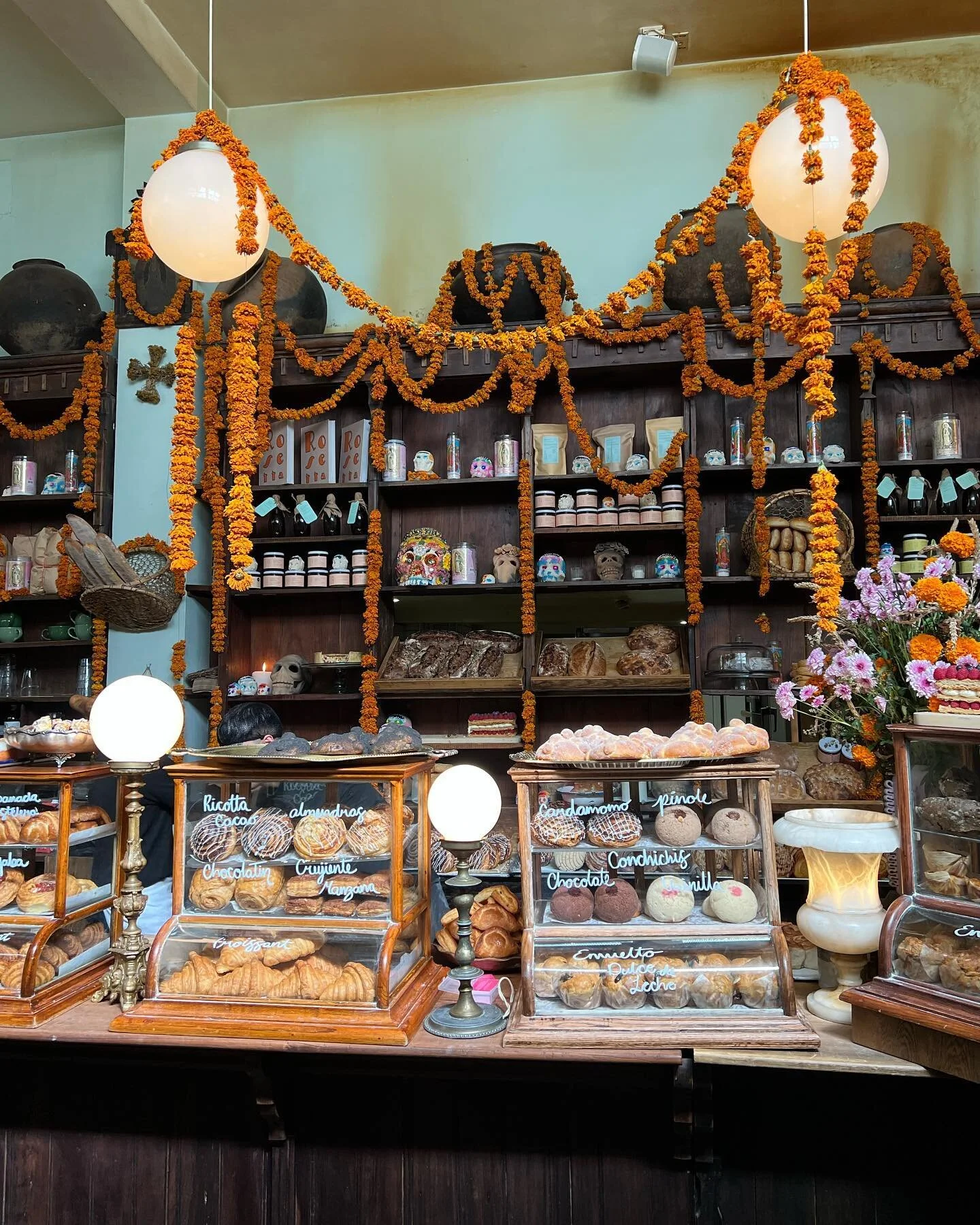 And the award for the most stunning bakery to ever exist goes to &hellip;. @panaderiarosetta 🫶🏼

I loved this place and obviously you have to try the guava roll and that cake with raspberries looked heavenly but I didn&rsquo;t get a chance to try i