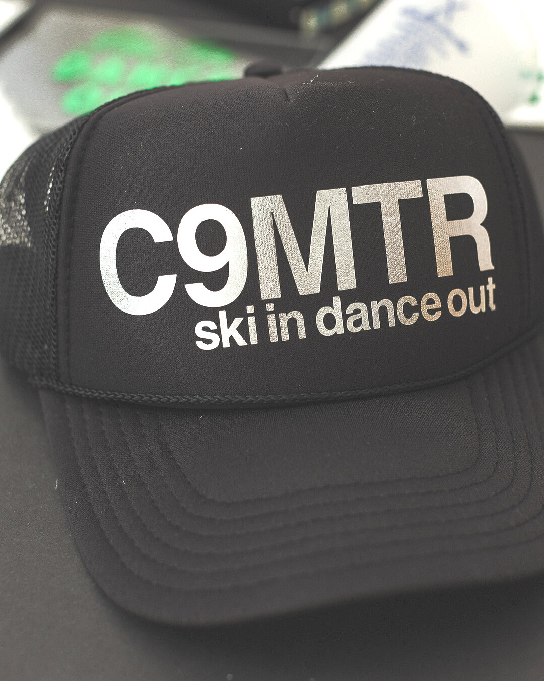 HATS OFF to Friday! 🎩 This was a fun twist on the Cloud9 hats for a custom Aspen ⛷️ themed event. We LOVE metallic on trucker hats for a surprise dance floor prop!