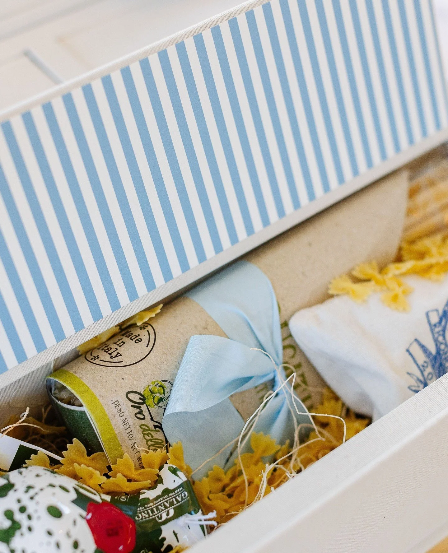 Coming off of Thanksgiving, what better way to show thankfulness than this Riconoscenza Italy Trip Gift Box?! The cold weather here has us thinking of warmer weather along the canals of Venice and the warm plates of pasta in Lake Como!⁠
--⁠
⁠
#brandi