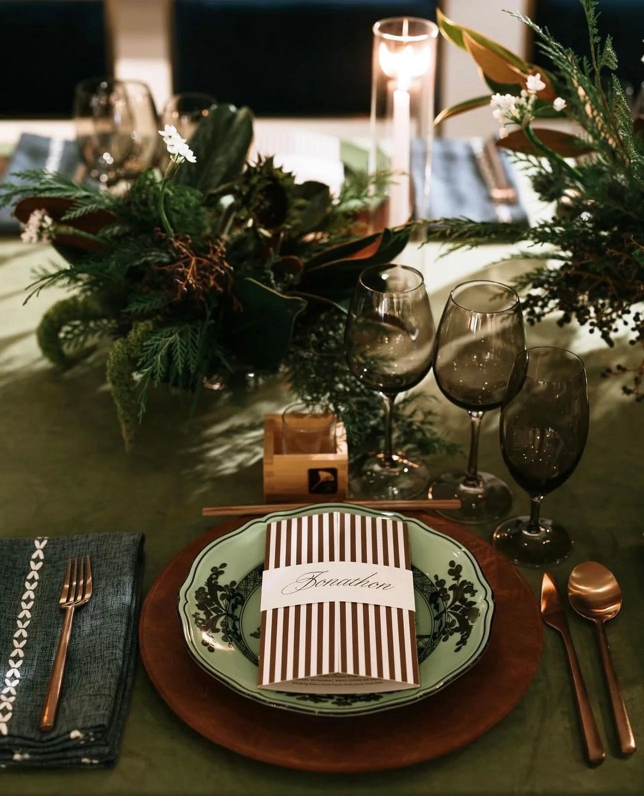 Cognac velvet, Chinoiserie blues, and a heavy pour of holiday spirit!⁠
This Holiday dinner surely delighted and excited!🤎🎄⁠
Merry Christmas to all!⁠
⁠
Planning: @moeventco⁠
Catering: @uchirestaurants⁠
Photo: @yourgirlmark⁠
Florals: @bottegadeflores
